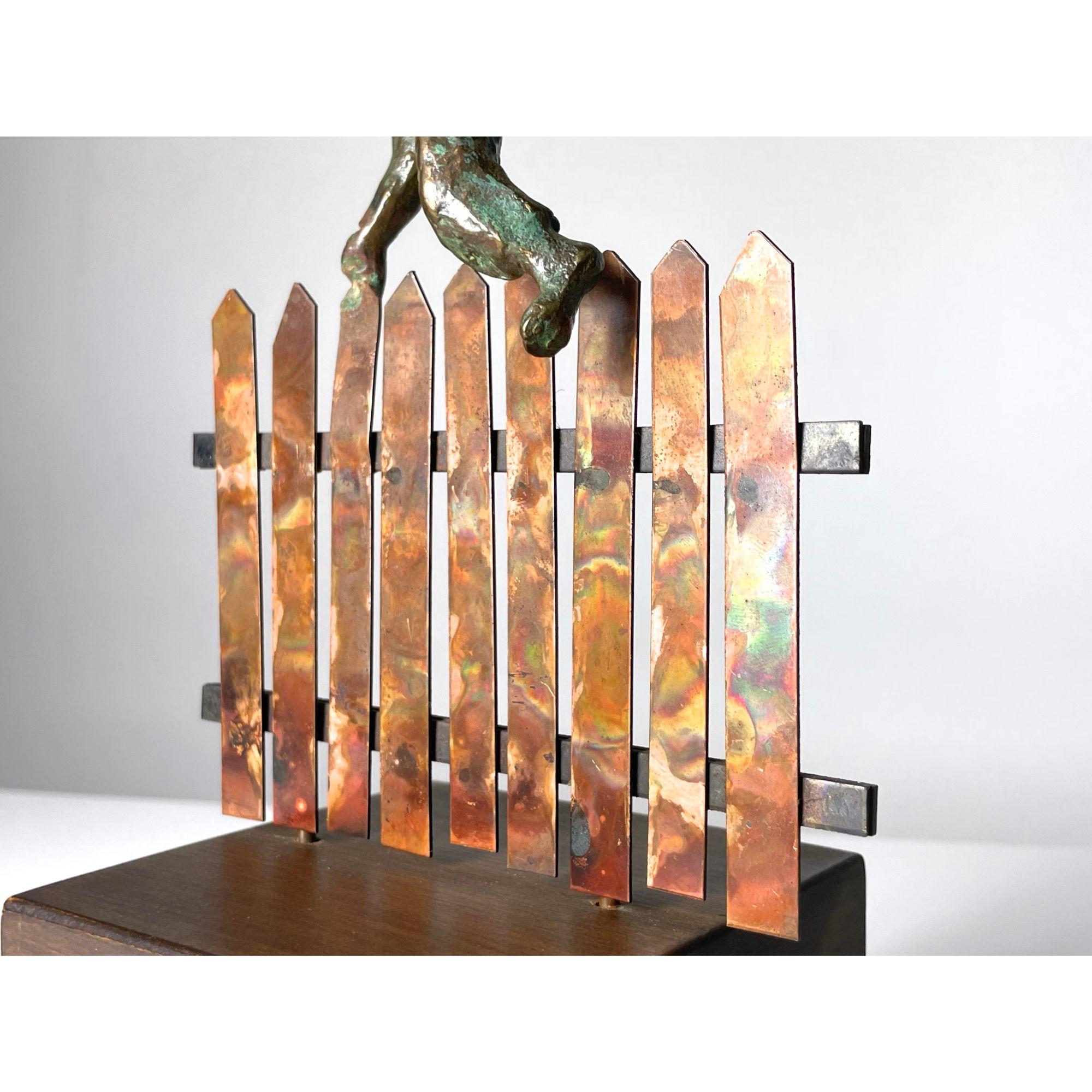 Rame Scultura d'epoca in bronzo di Curtis Jere, Ragazzo su un recinto di rame, firmata 1972 in vendita
