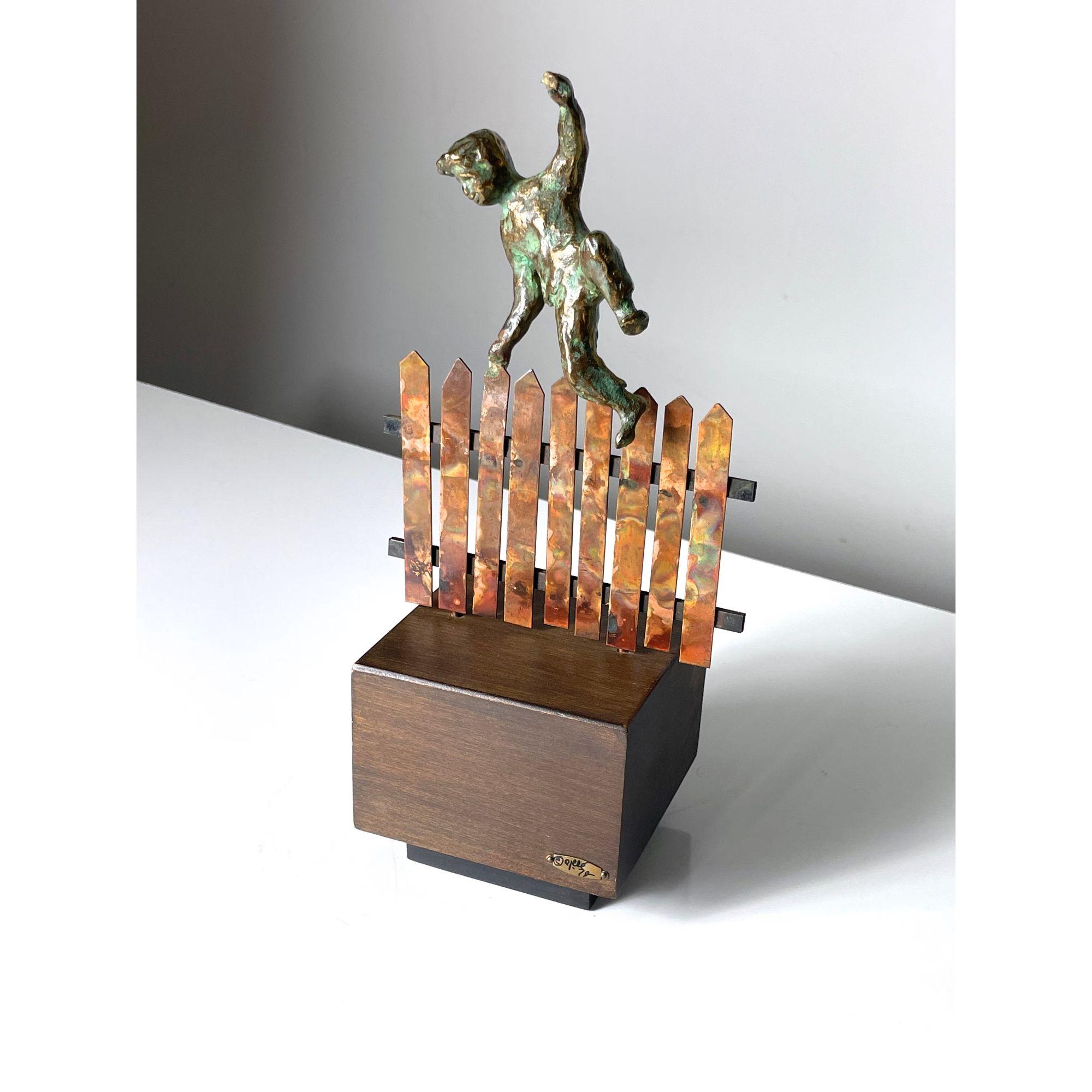 Scultura d'epoca in bronzo di Curtis Jere, Ragazzo su un recinto di rame, firmata 1972 in vendita 1