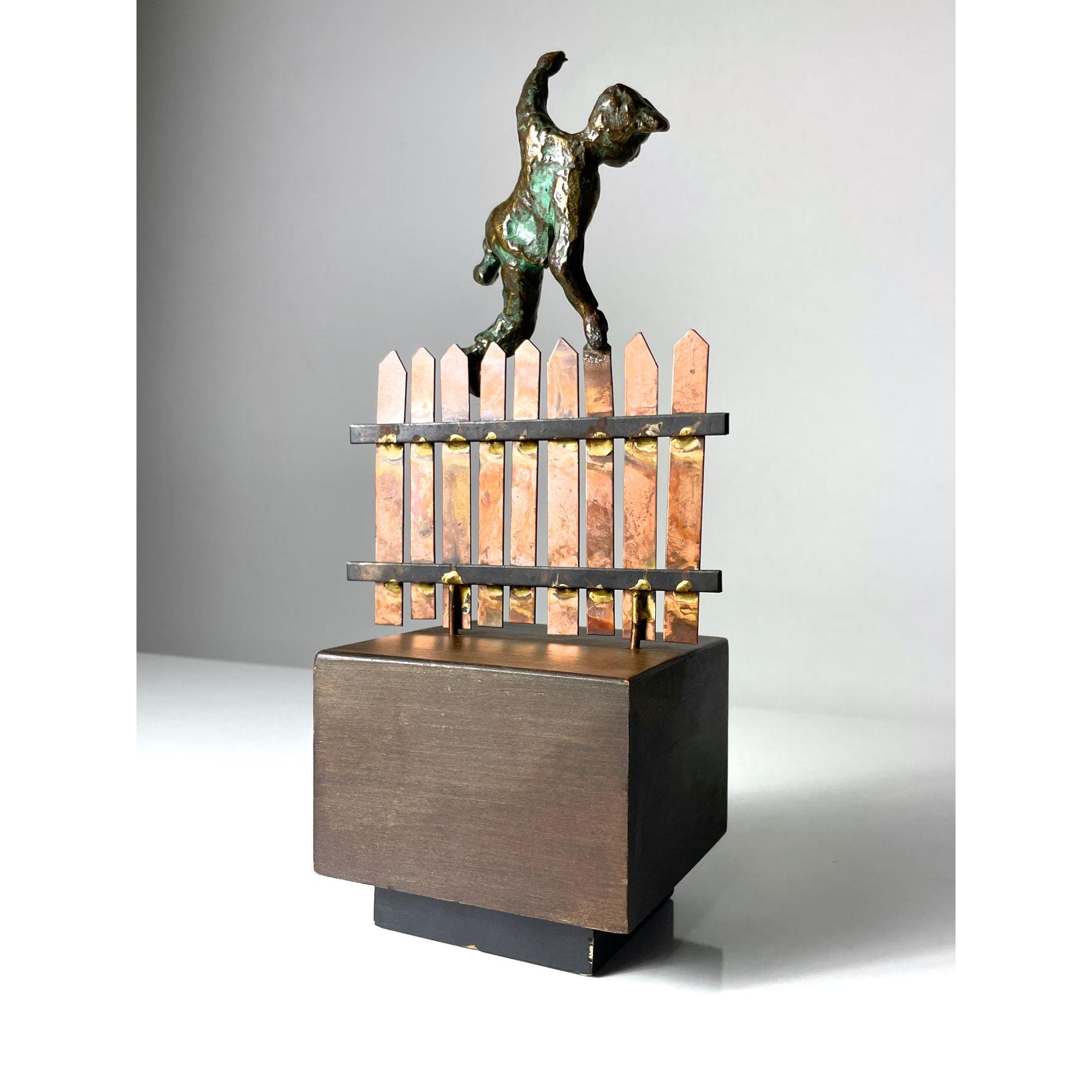 Scultura d'epoca in bronzo di Curtis Jere, Ragazzo su un recinto di rame, firmata 1972 in vendita 2