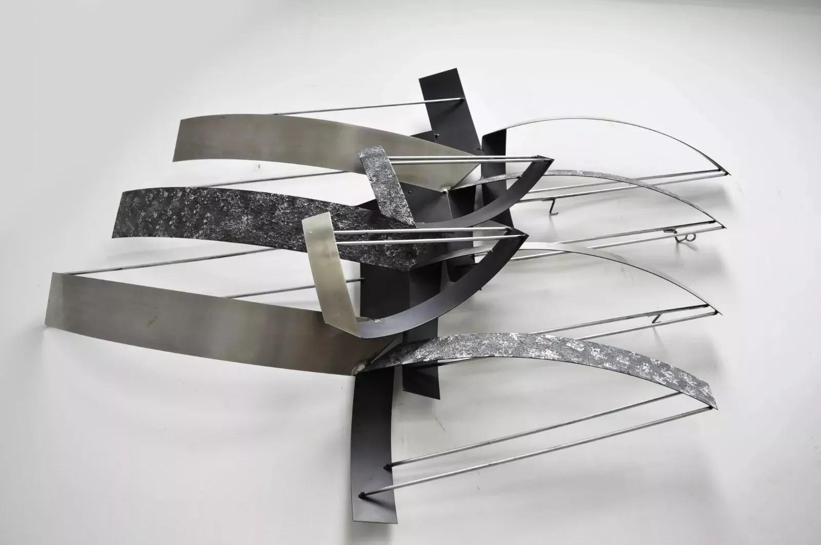 Vintage Curtis Jere Mid Century Modern Metal Abstract Wall Art Sculpture Signed. L'objet se caractérise par une construction en métal, des lignes modernistes épurées, une forme sculpturale élégante, et est signé 