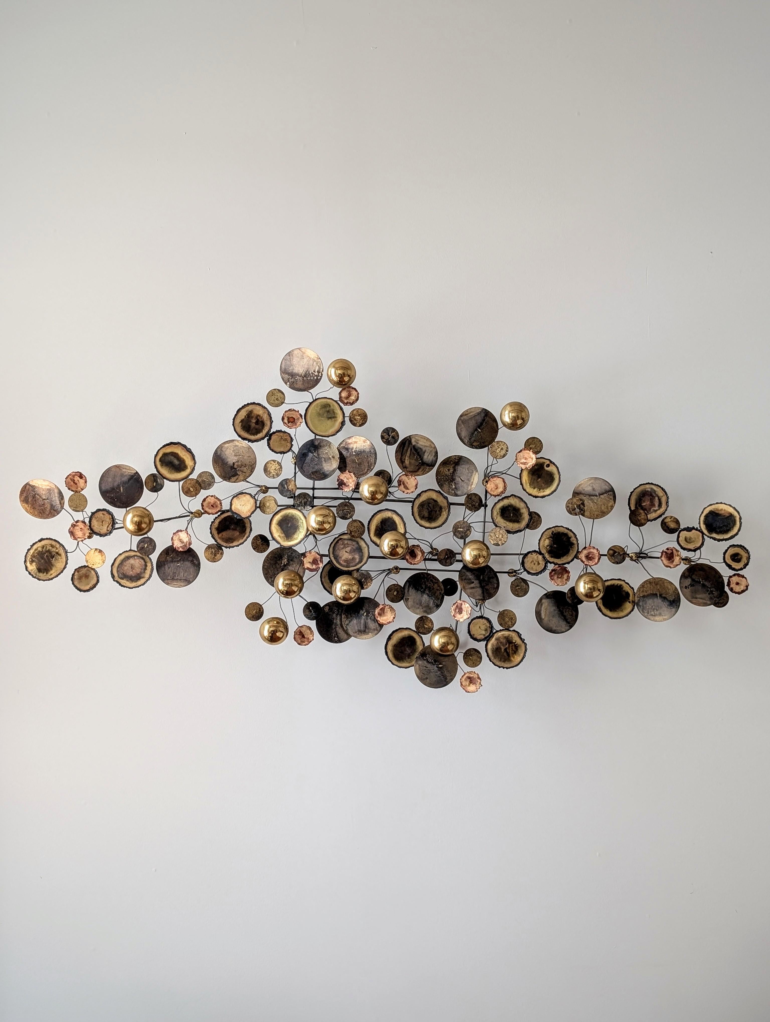 Wandskulptur ''Raindrops'' von C. Jere / Artisan House in Messingausführung mit hohem Sammlerwert. Abstrakte Metall-Wandskulptur aus gebrannten Randscheiben und Halbkugeln, ursprünglich zwischen den 1960er und 1970er Jahren entstanden.