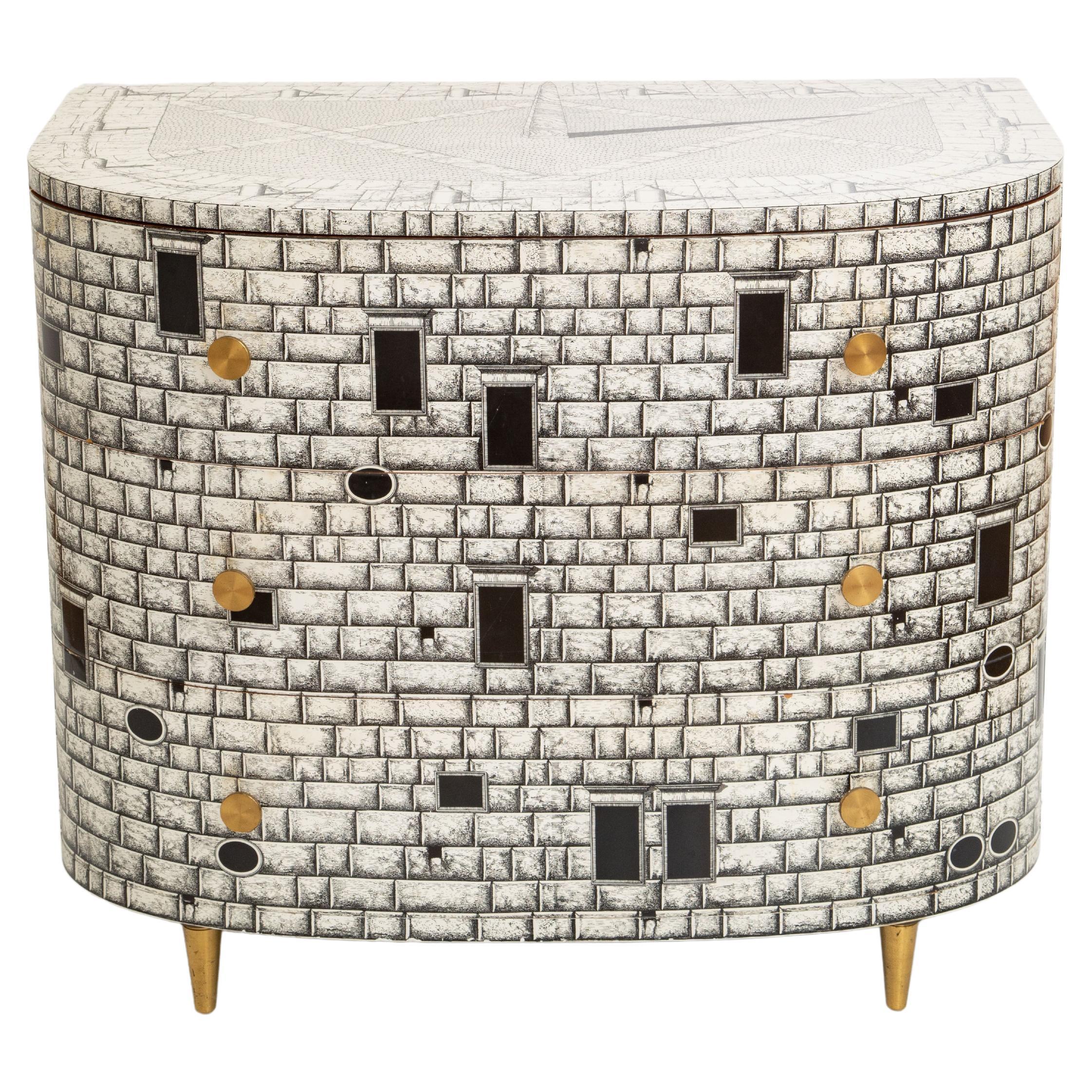 Commode incurvée Architettura de Fornasetti en vente