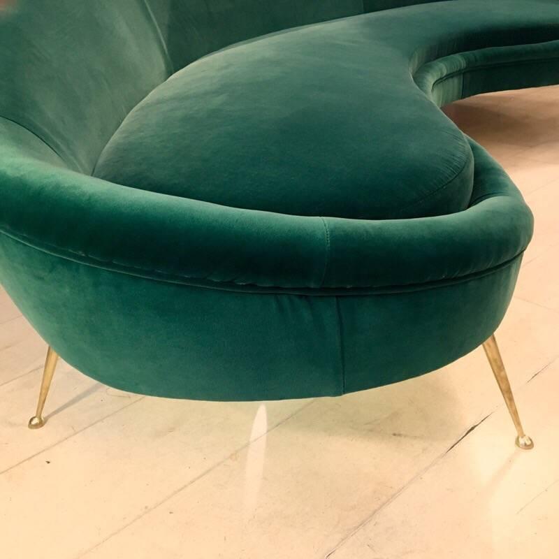 Sofá vintage curvo de terciopelo verde, años 80 4