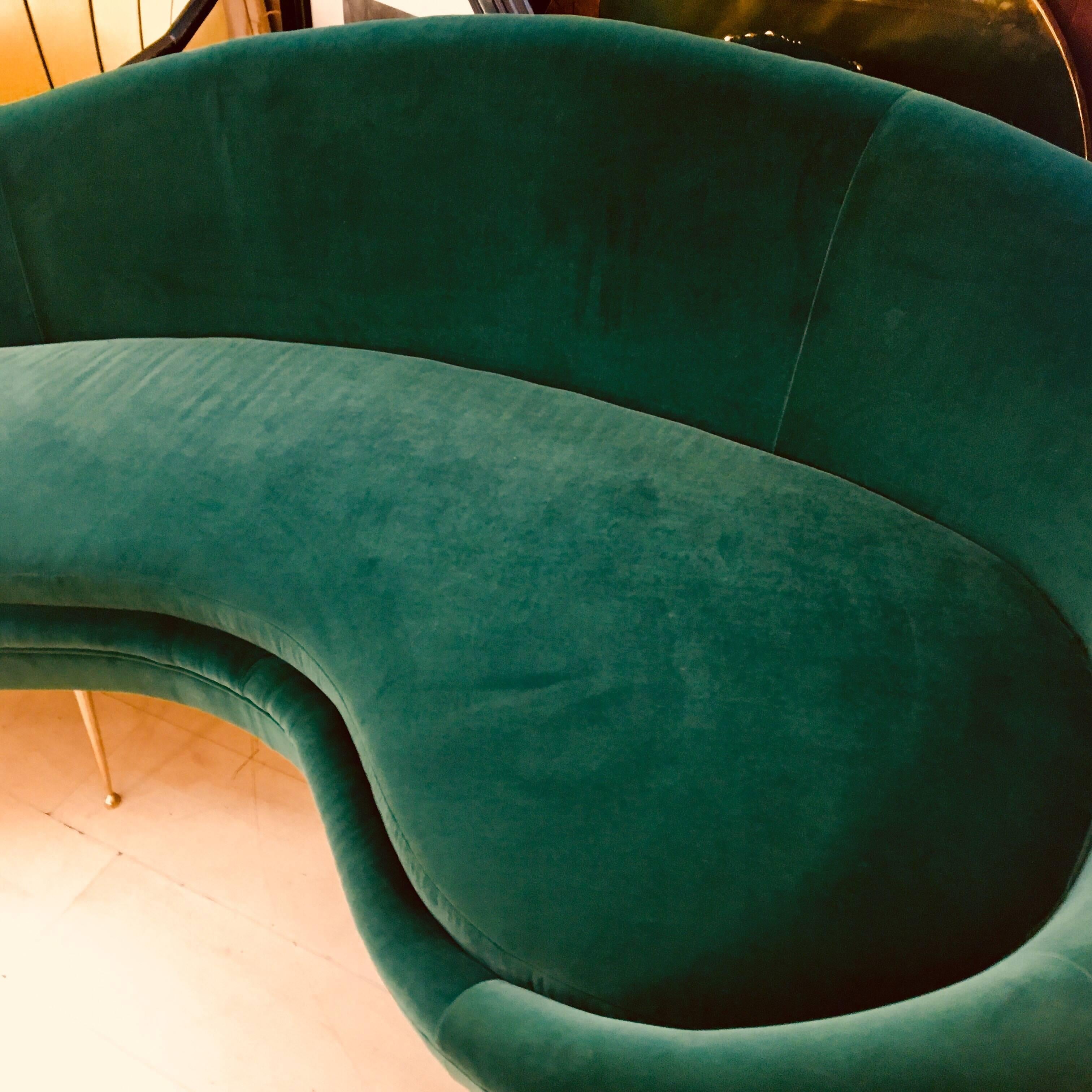 Sofá curvo vintage en terciopelo verde tapizado nuevo, patas de latón.