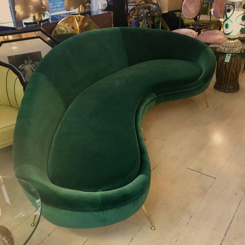 Sofá vintage curvo de terciopelo verde, años 80 Latón
