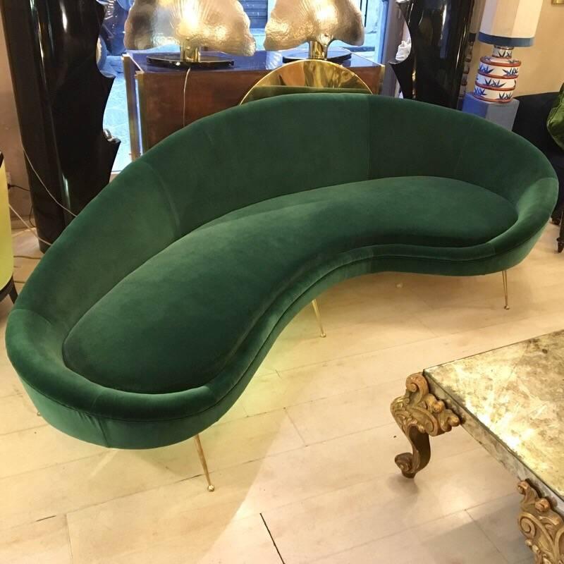Sofá vintage curvo de terciopelo verde, años 80 1