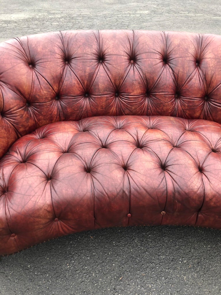 Curved Italian Leather Chesterfield Sofa in Brown For Sale 5