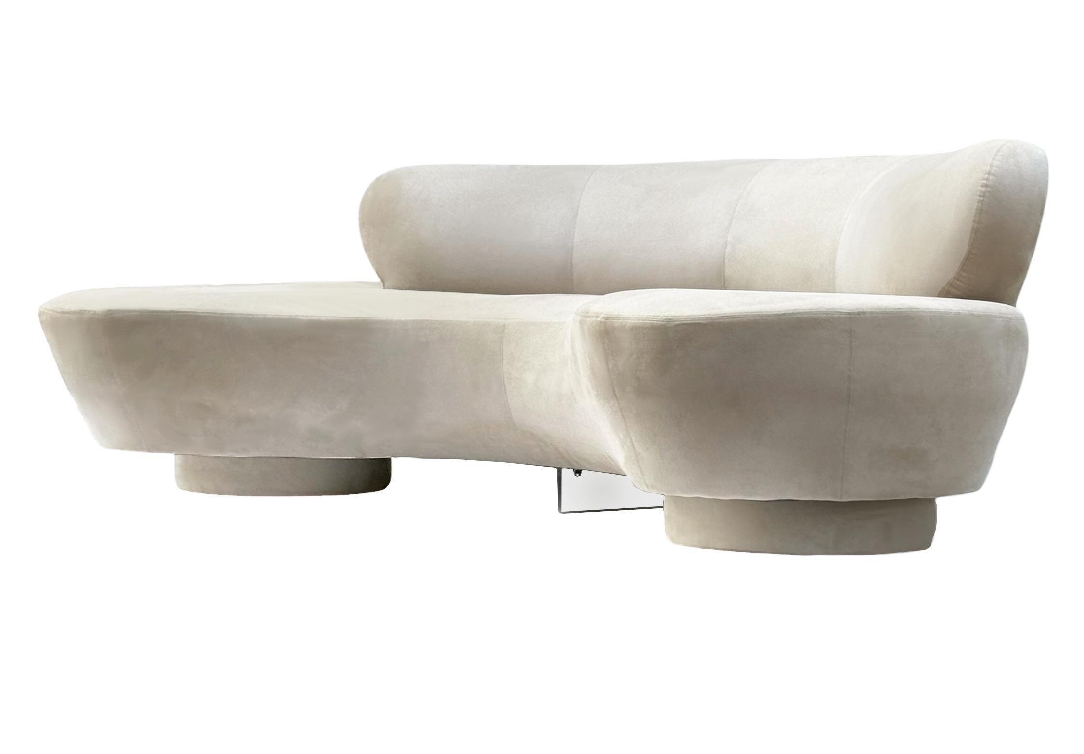 Un sofá clásico diseñado por Vladimir Kagan y fabricado por Directional en la década de 1980. Grandes líneas fluidas con las características bases de disco y el grueso soporte central de lucita. La tela es original y hay que recuperarla. Etiqueta