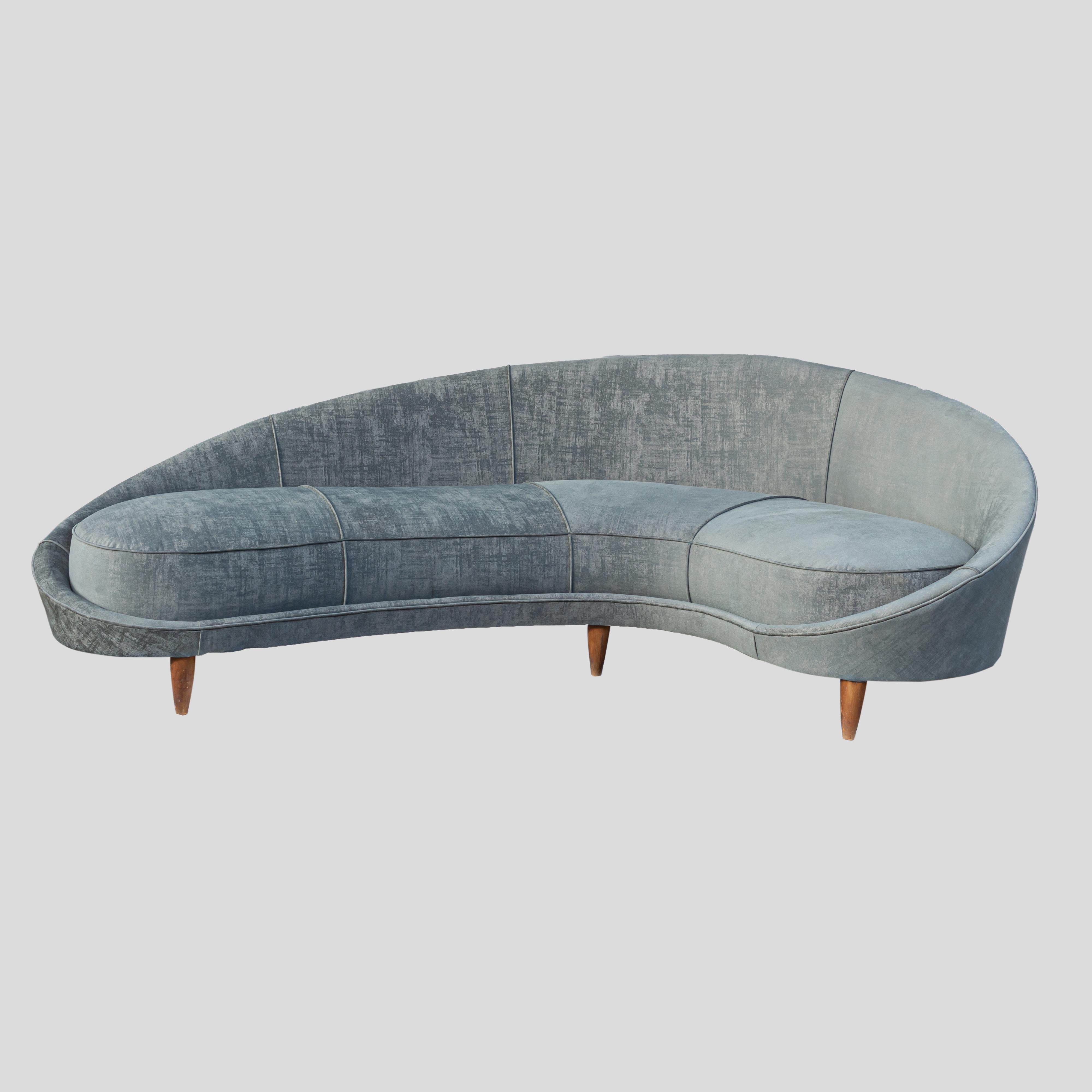 This vintage curved sofa designed by Federico Munari is a mid-century Italian classic. Completely restored and re-upholstered in an organic grey damask velvet with geometric pattern. This is truly individual piece that will add warmth and comfort to