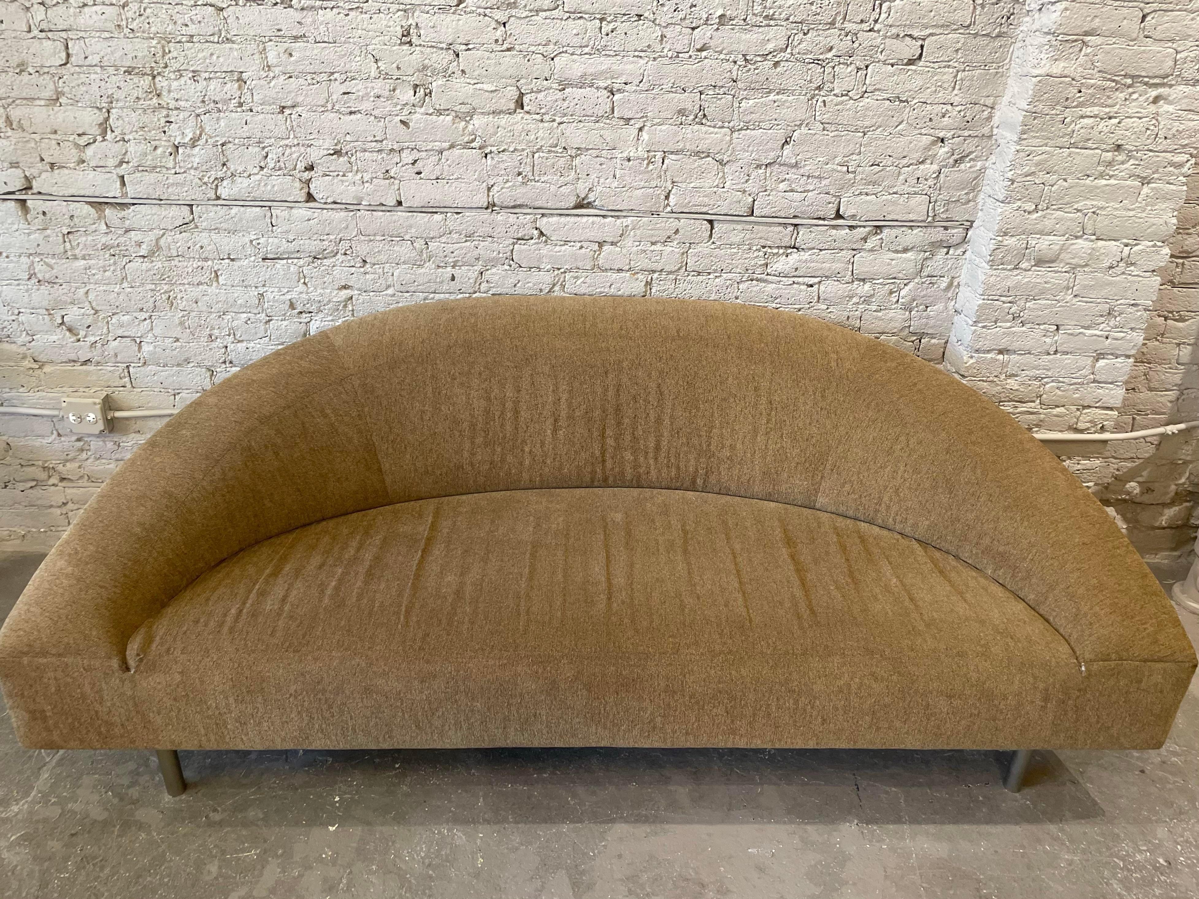 Vintage Curved Sofa In Good Condition For Sale In Chicago, IL
