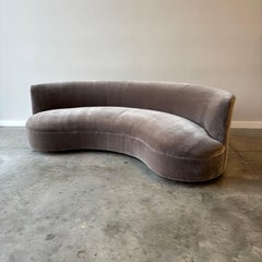 Sofá curvo vintage, recién tapizado en terciopelo HOLLY HUNT
