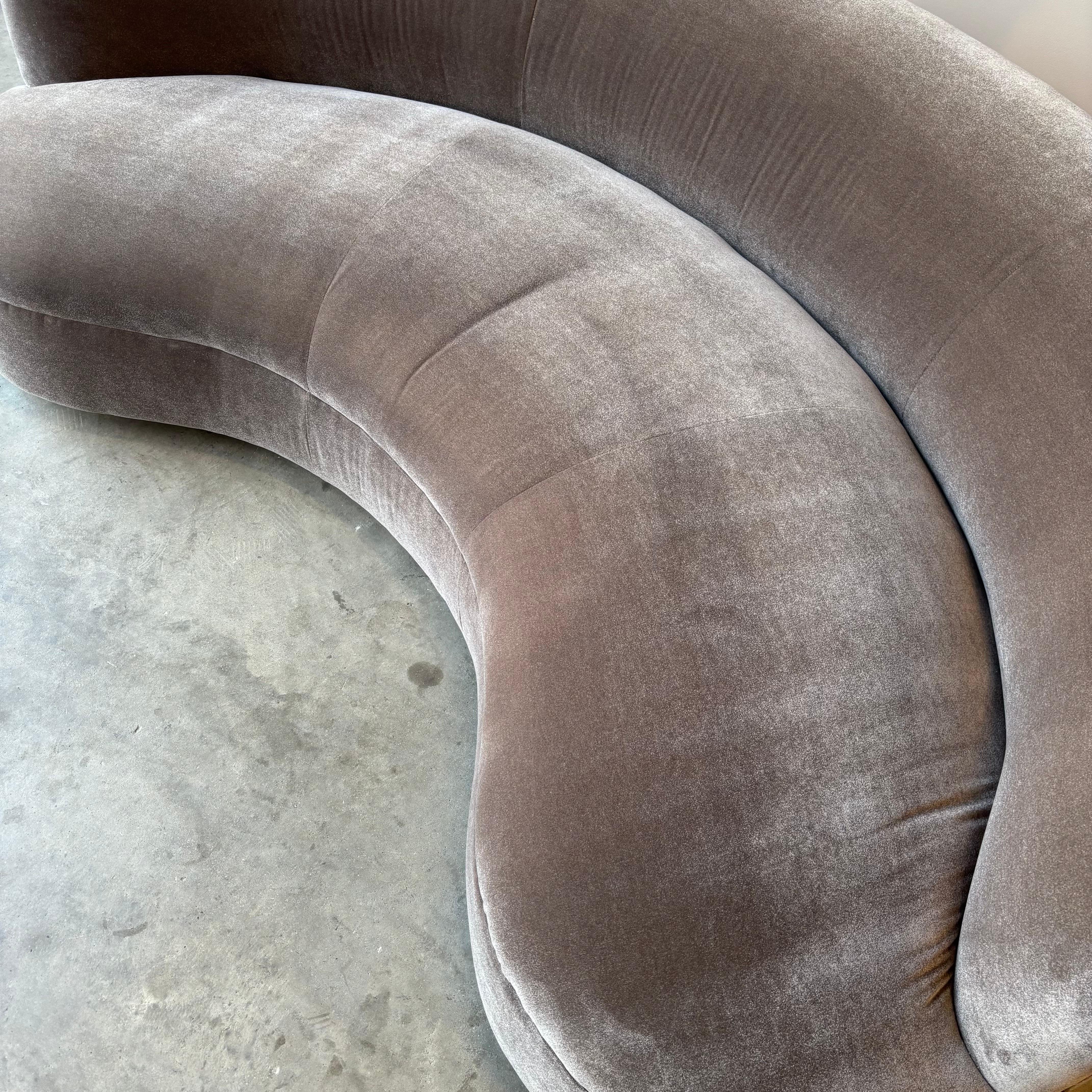 Sofá curvo vintage, recién tapizado en terciopelo HOLLY HUNT Moderno de mediados de siglo en venta