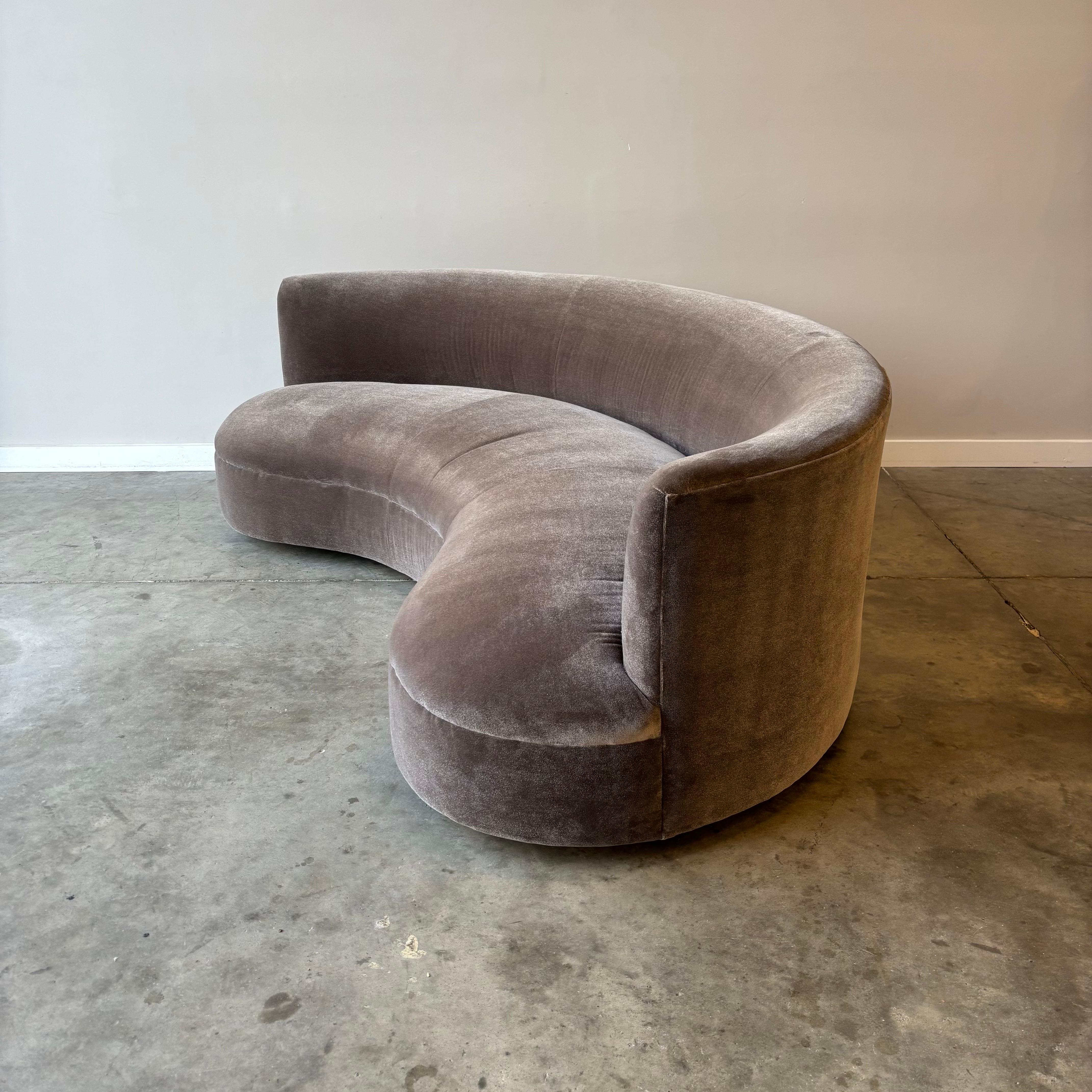 Sofá curvo vintage, recién tapizado en terciopelo HOLLY HUNT en Bueno estado para la venta en Raleigh, NC