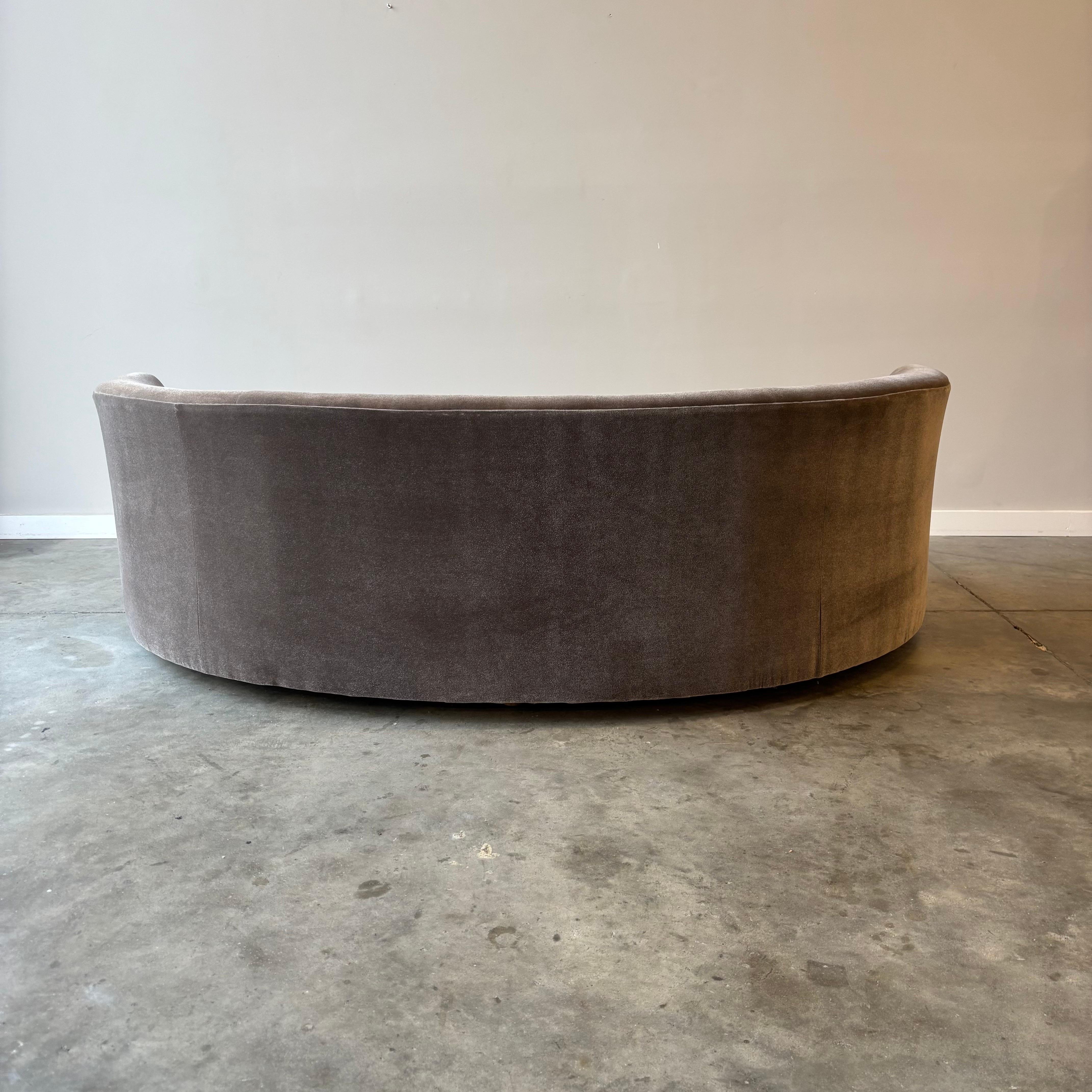 Sofá curvo vintage, recién tapizado en terciopelo HOLLY HUNT finales del siglo XX en venta