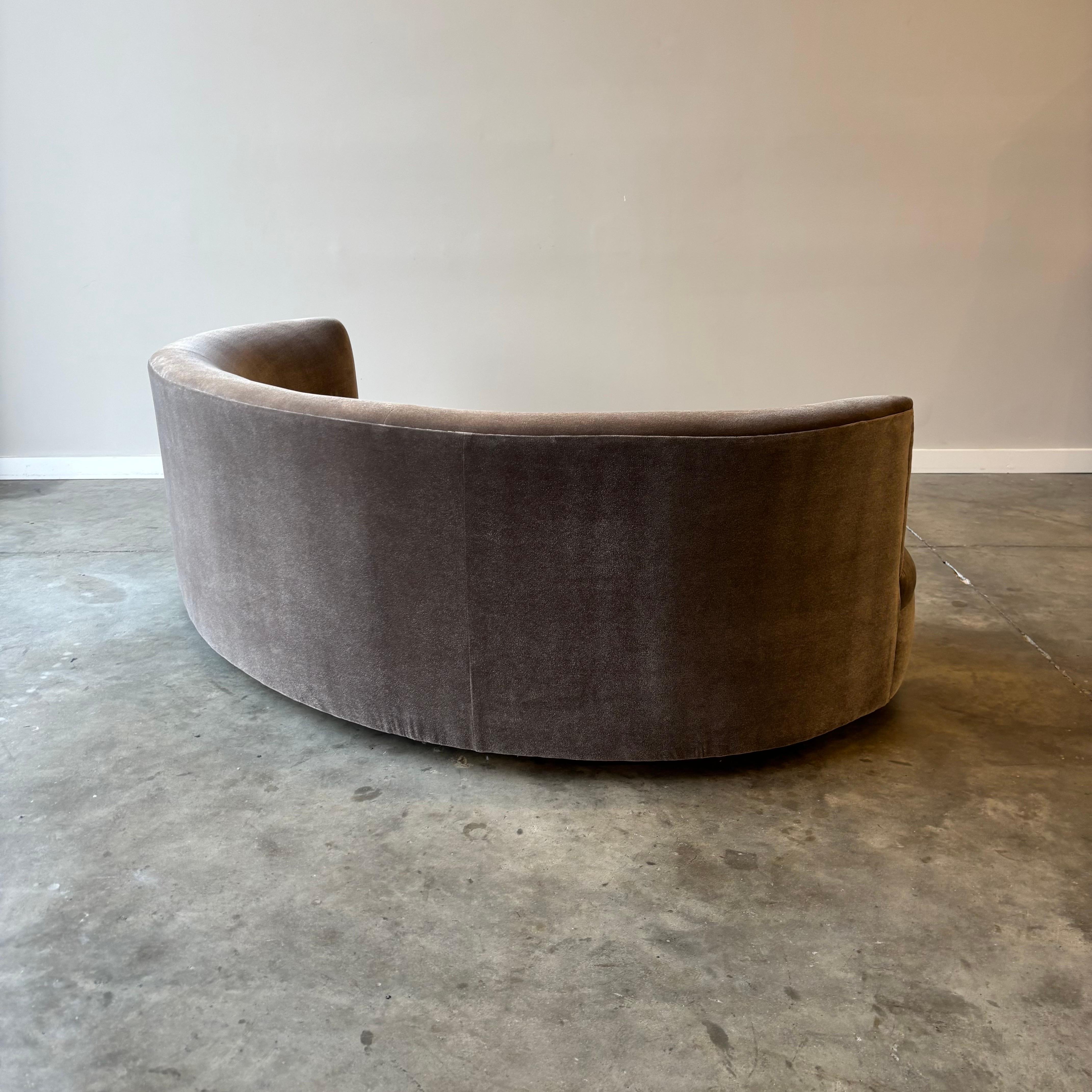 Sofá curvo vintage, recién tapizado en terciopelo HOLLY HUNT Hierro forjado en venta