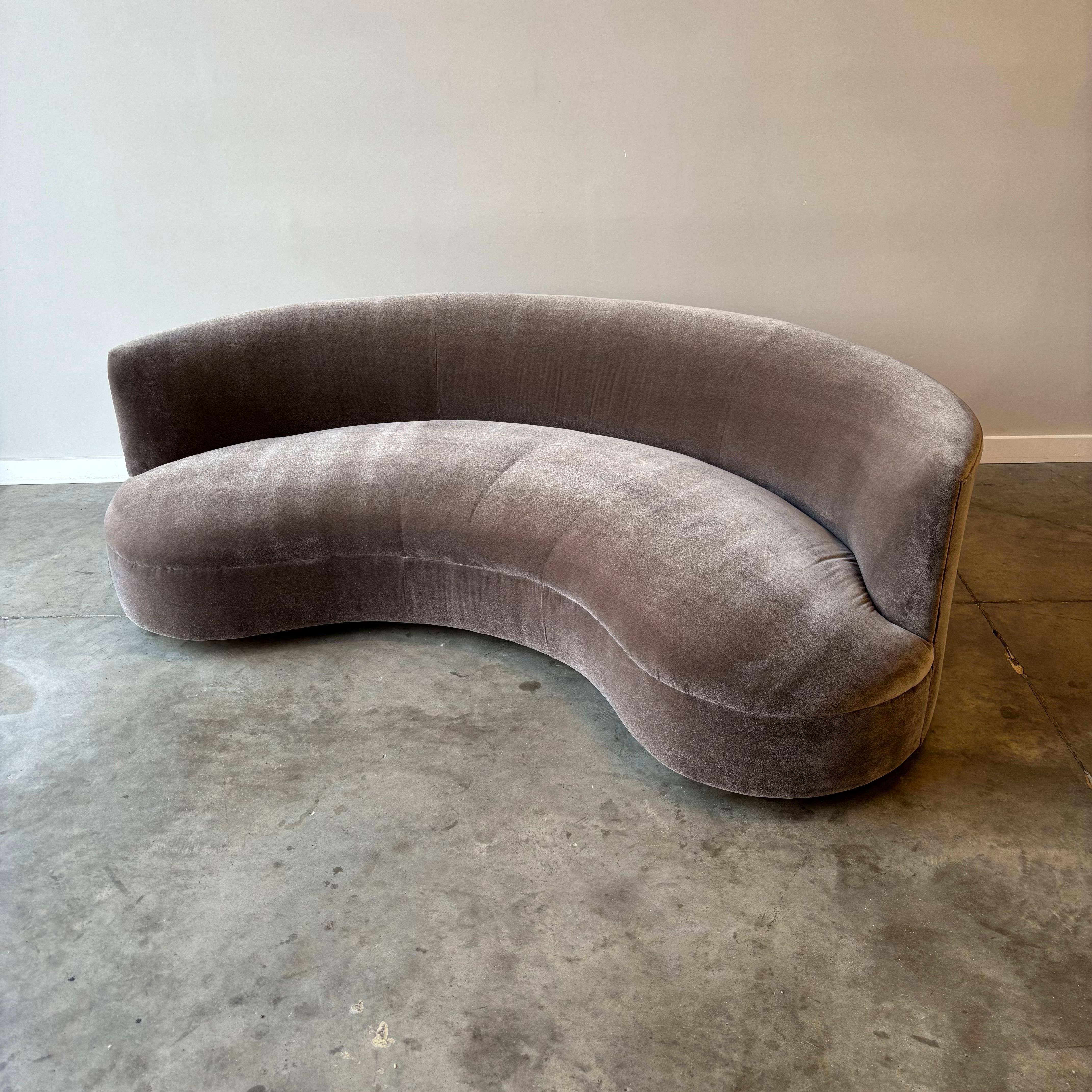 Sofá curvo vintage, recién tapizado en terciopelo HOLLY HUNT en venta 1