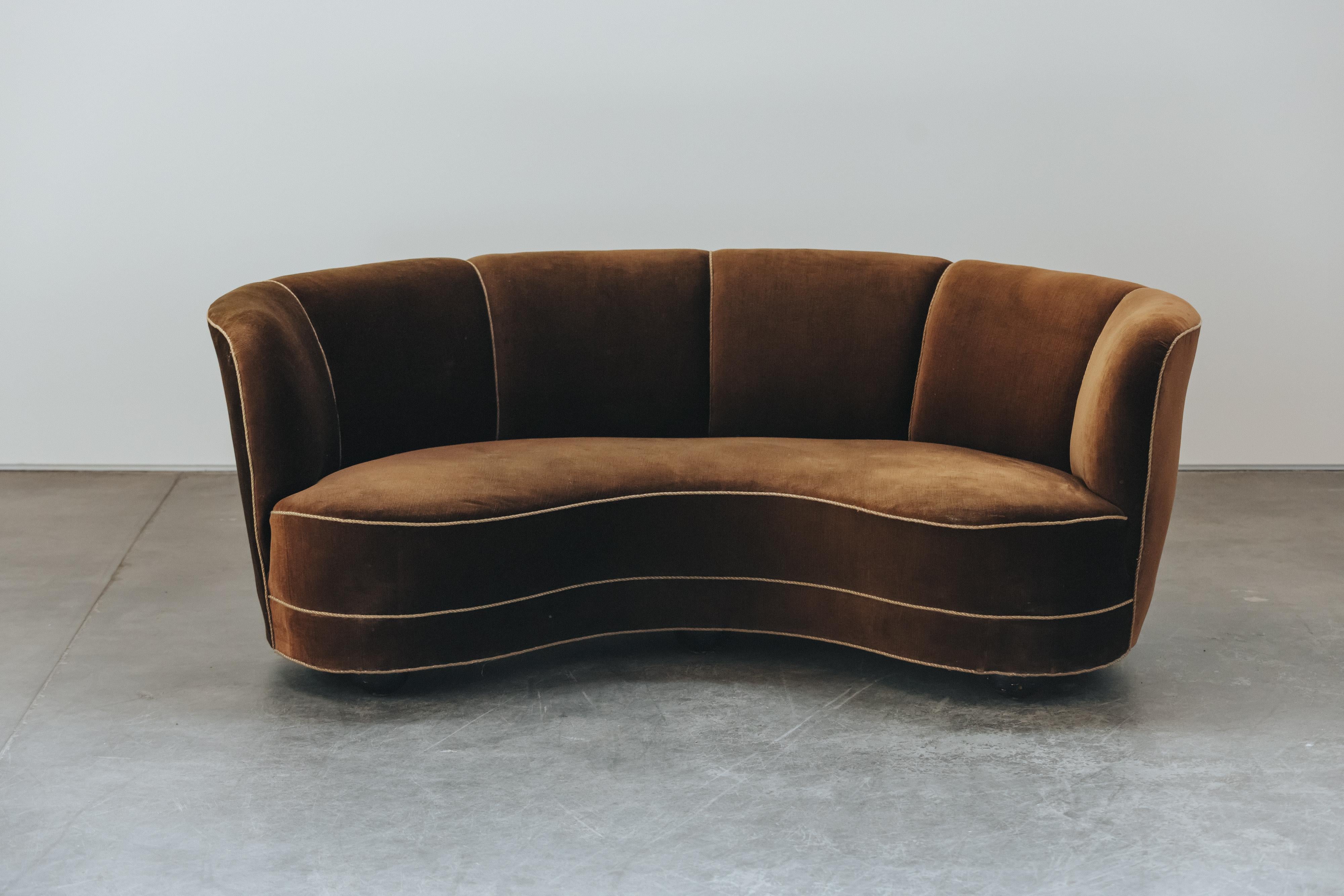 Européen Canapé vintage en velours incurvé du Danemark, circa 1950 en vente