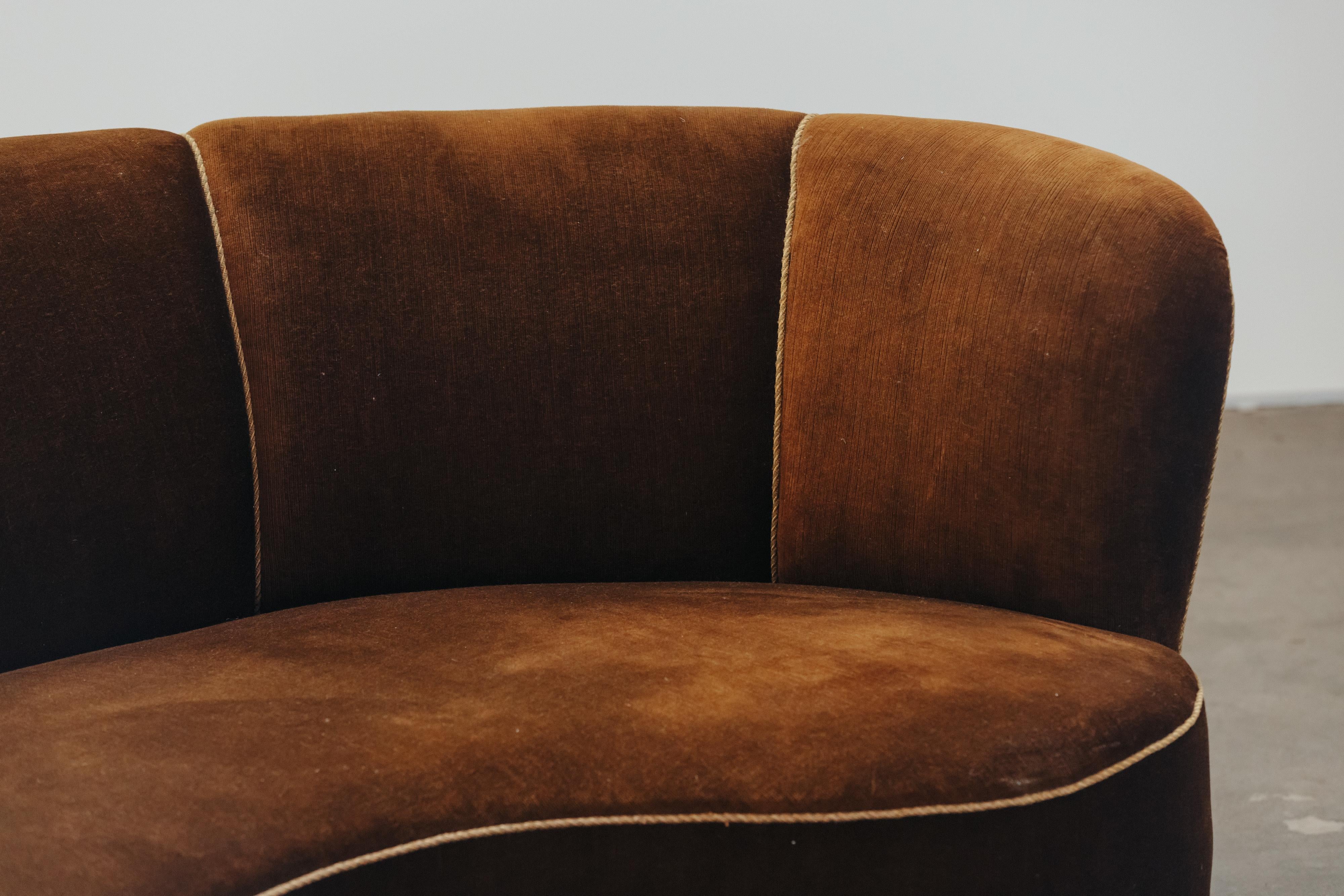 Velours Canapé vintage en velours incurvé du Danemark, circa 1950 en vente