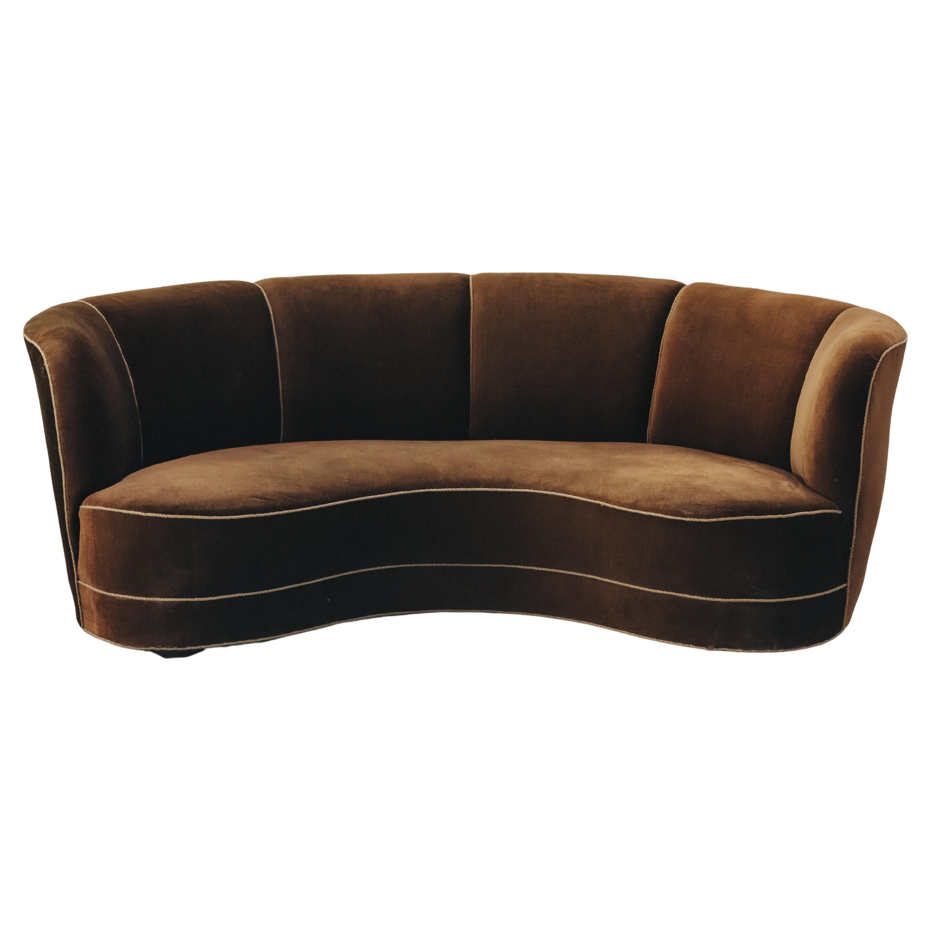 Canapé vintage en velours incurvé du Danemark, circa 1950 en vente