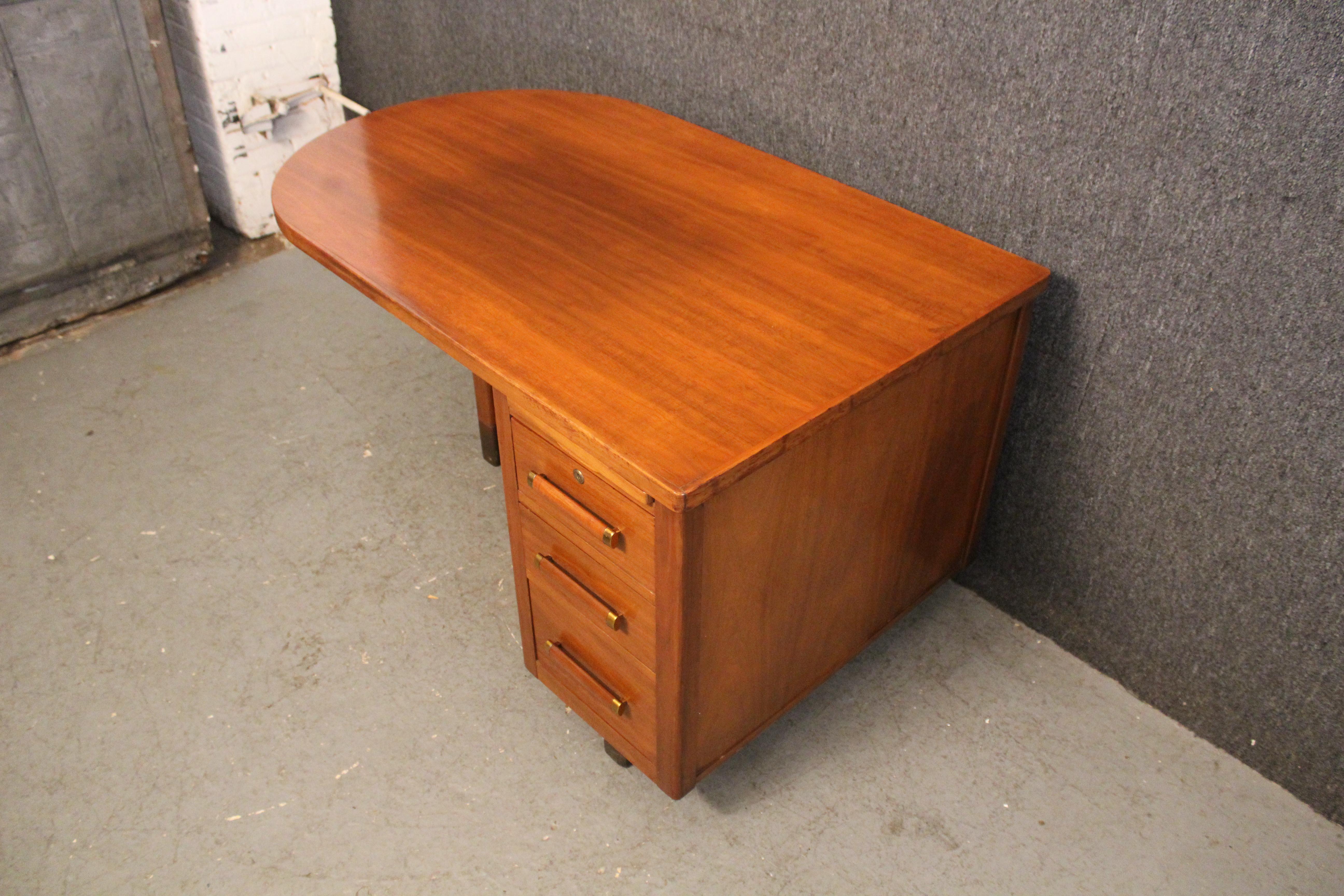 Vintage gebogen Nussbaum Art Deco Executive Desk (Geschnitzt) im Angebot