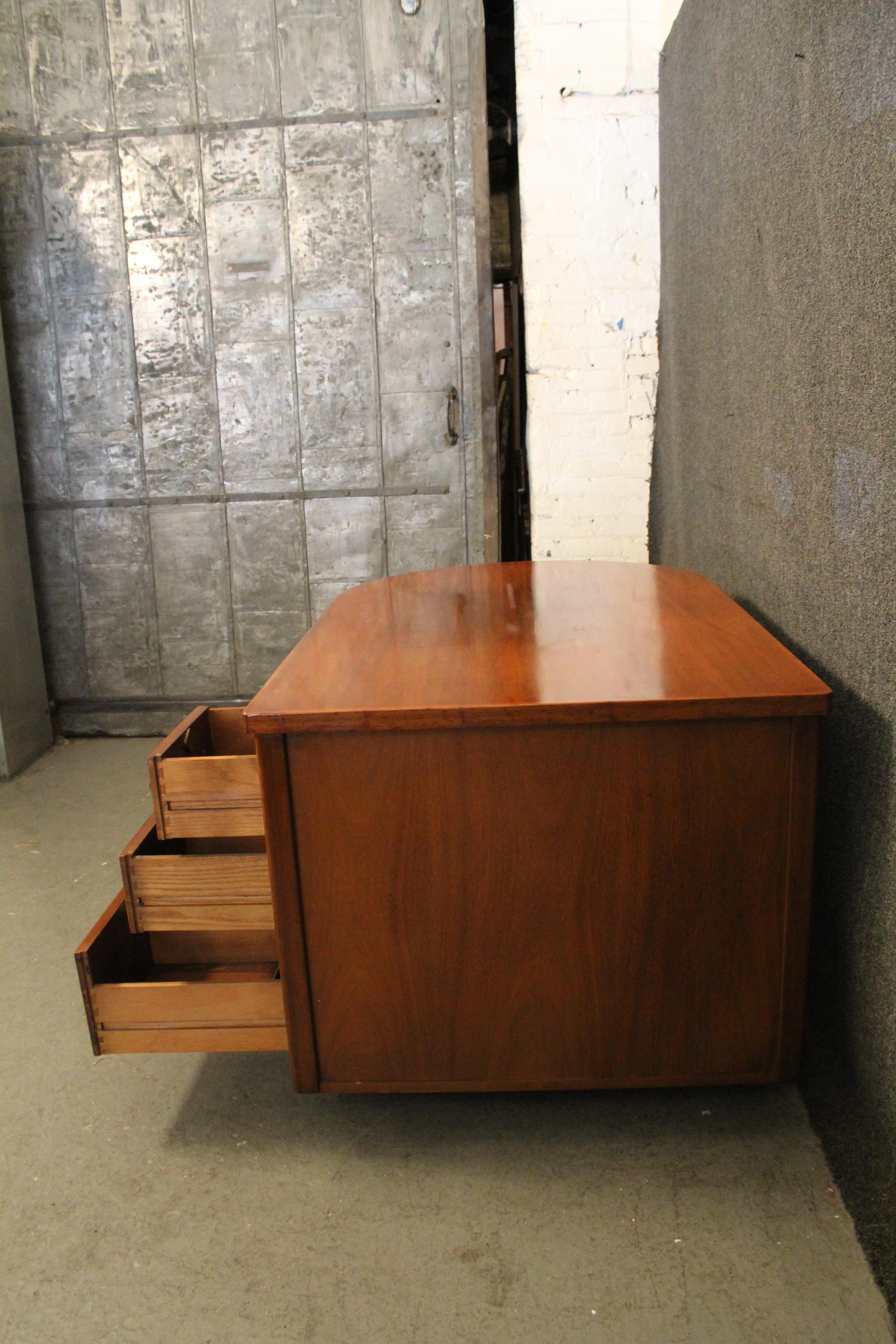 Vintage Curved Walnut Art Deco Executive Desk In Good Condition For Sale In Brooklyn, NY