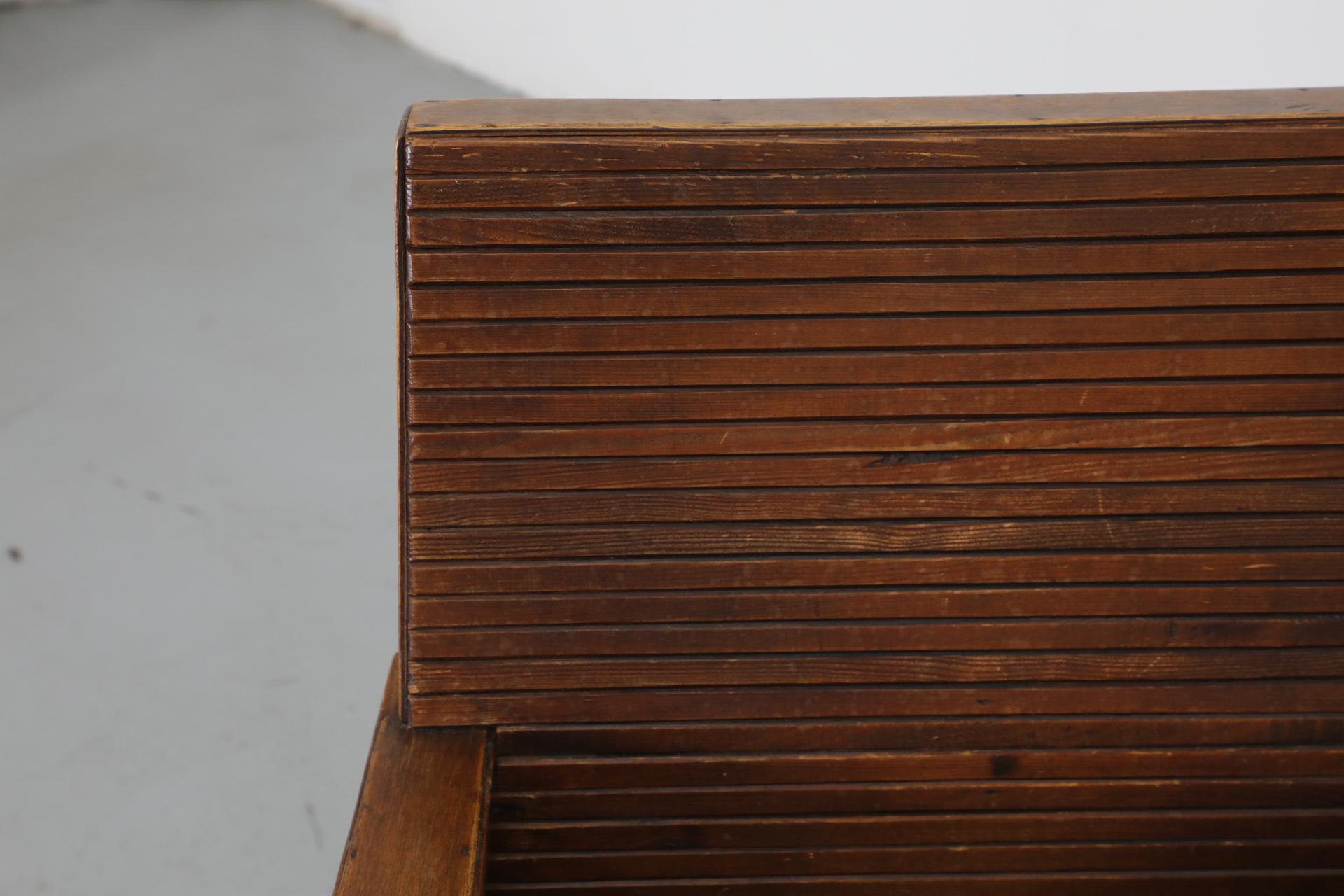 Siège vintage en bois courbé provenant d'une gare néerlandaise en vente 5