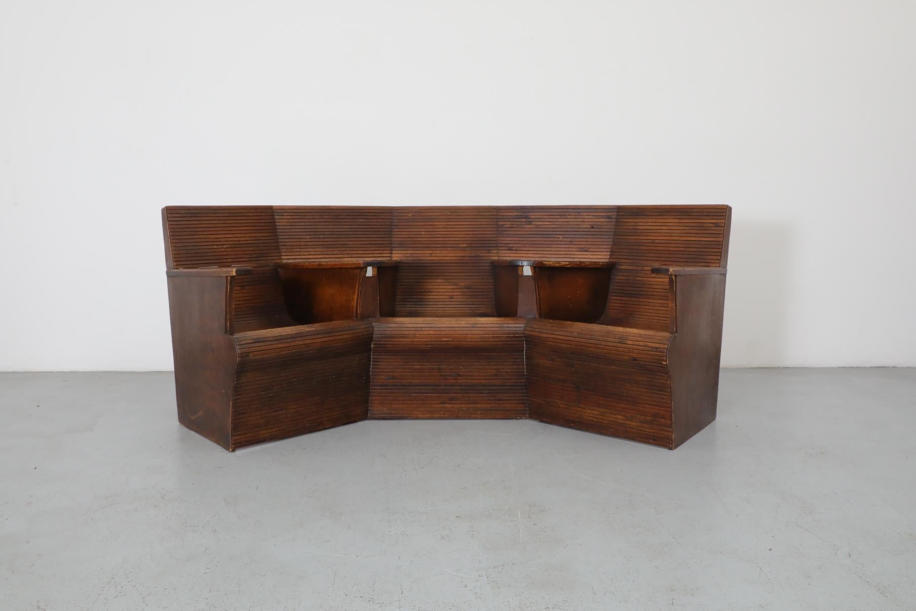 Banc vintage en bois courbé, magnifiquement construit à partir de lattes étroitement jointes. Provenant d'une gare néerlandaise désaffectée. Un siège de conversation agréable dans une bibliothèque ou une salle de billard. La profondeur du siège est