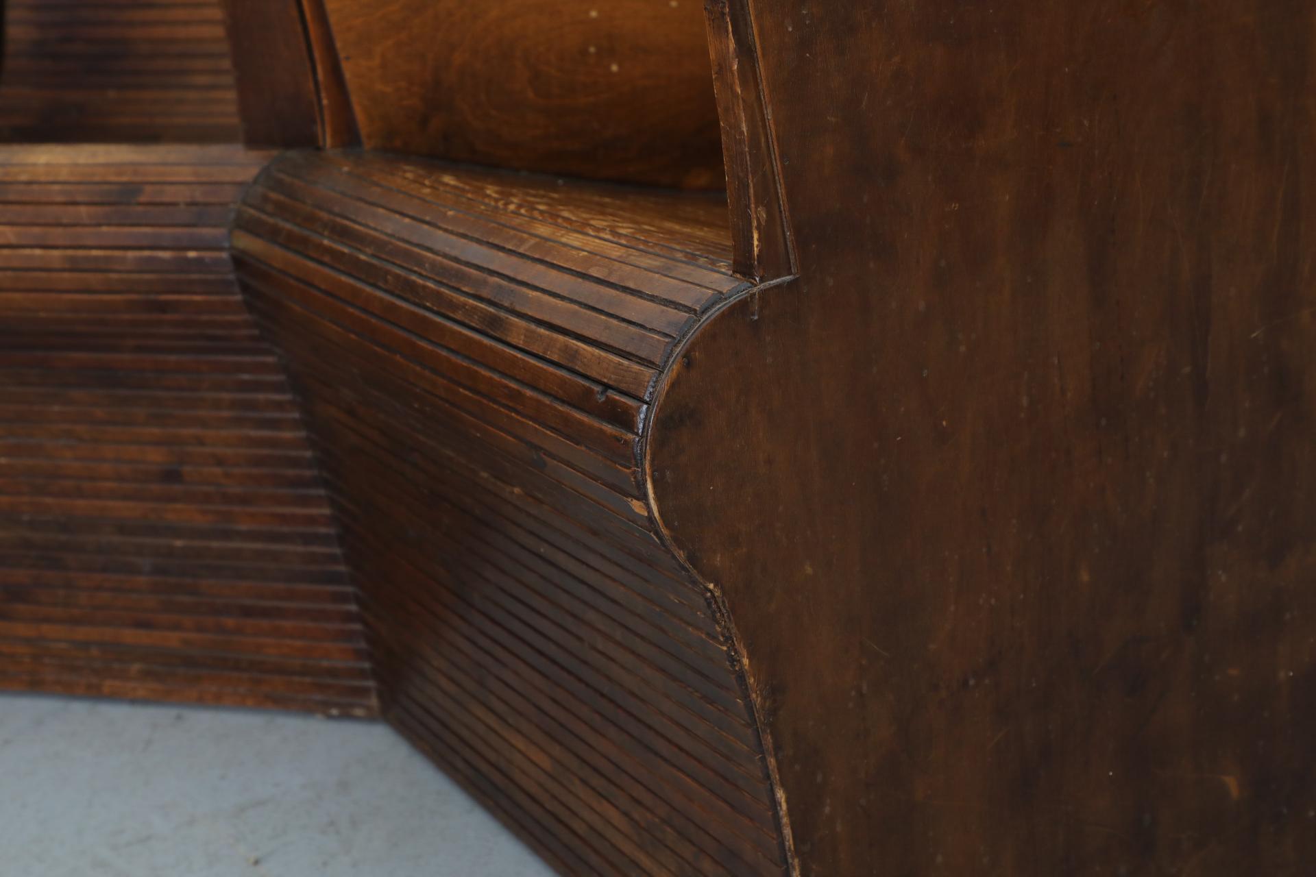 Siège vintage en bois courbé provenant d'une gare néerlandaise en vente 13