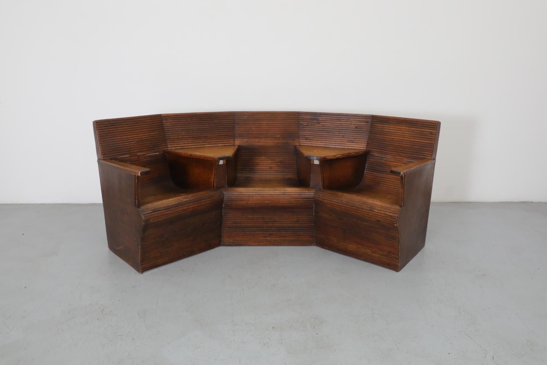 Mid-Century Modern Siège vintage en bois courbé provenant d'une gare néerlandaise en vente
