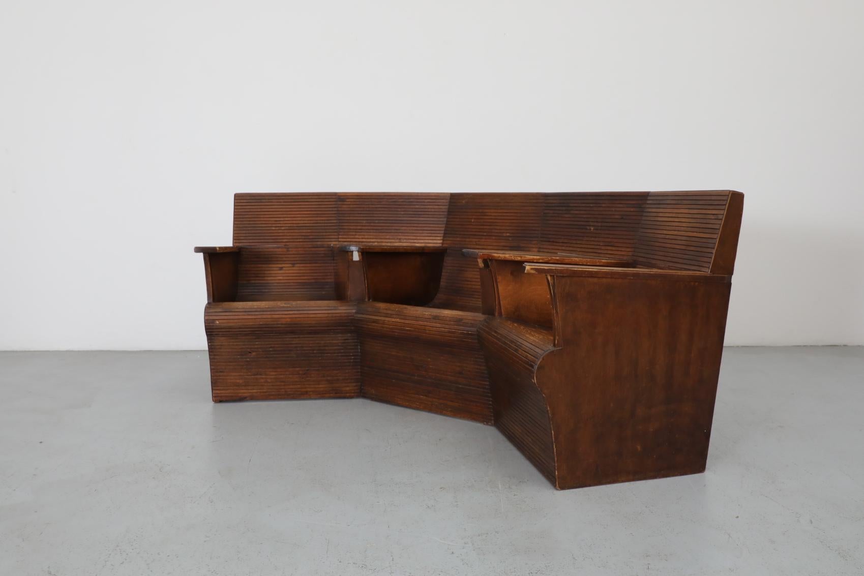 Siège vintage en bois courbé provenant d'une gare néerlandaise Bon état - En vente à Los Angeles, CA