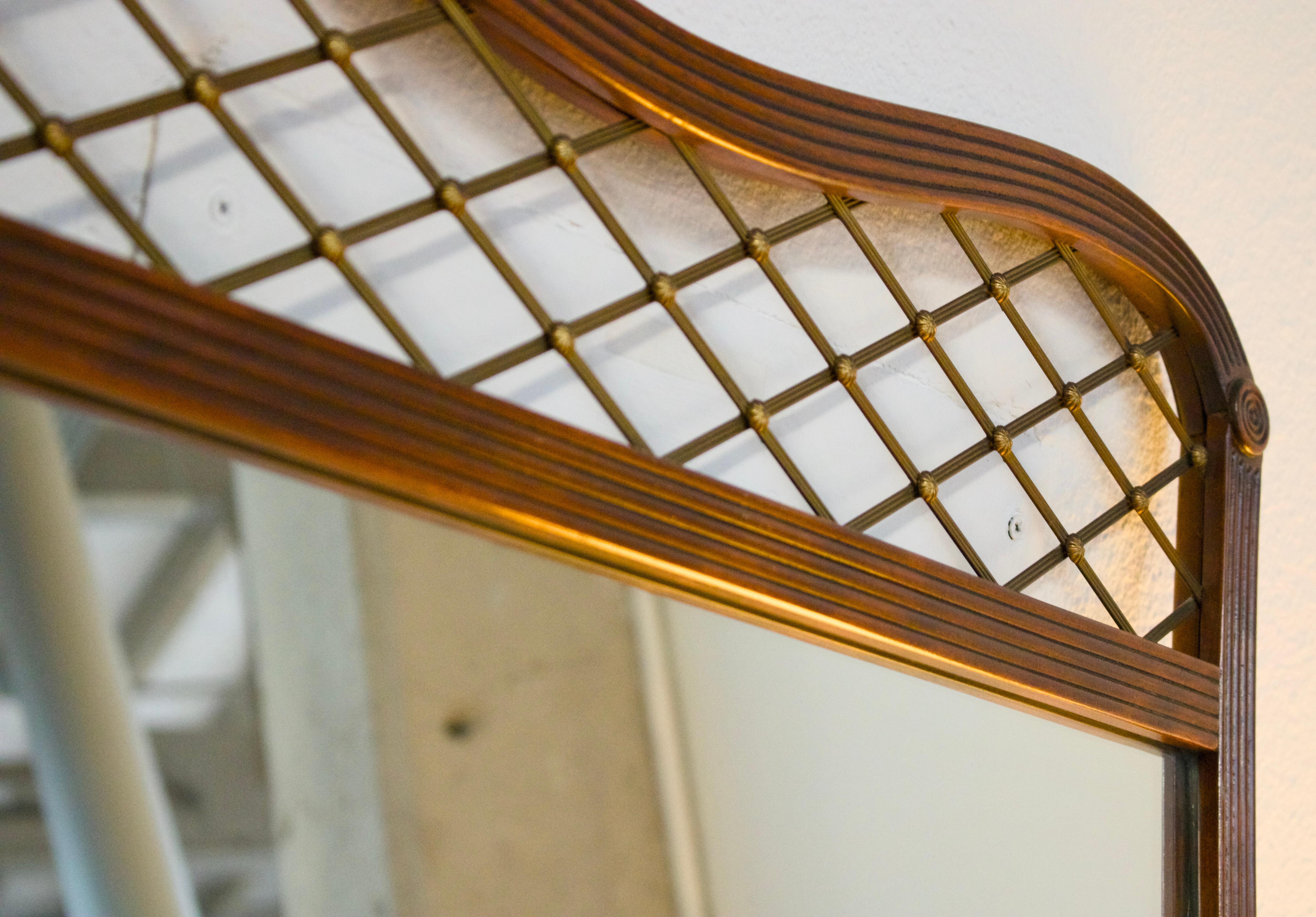 Travail du bois Miroir vintage incurvé avec détails en treillis, mi-siècle moderne en vente