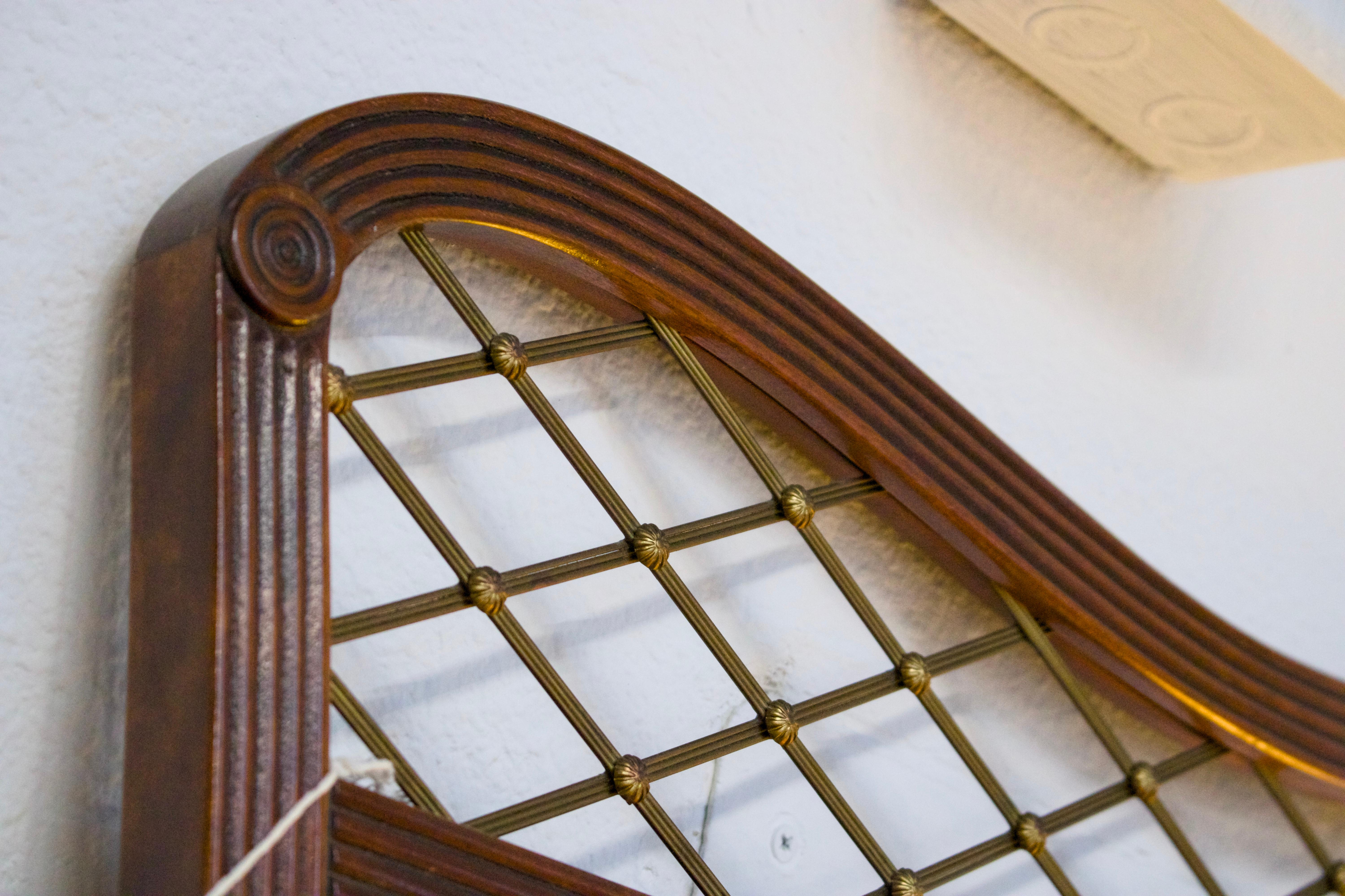 Miroir vintage incurvé avec détails en treillis, mi-siècle moderne Bon état - En vente à San Francisco, US