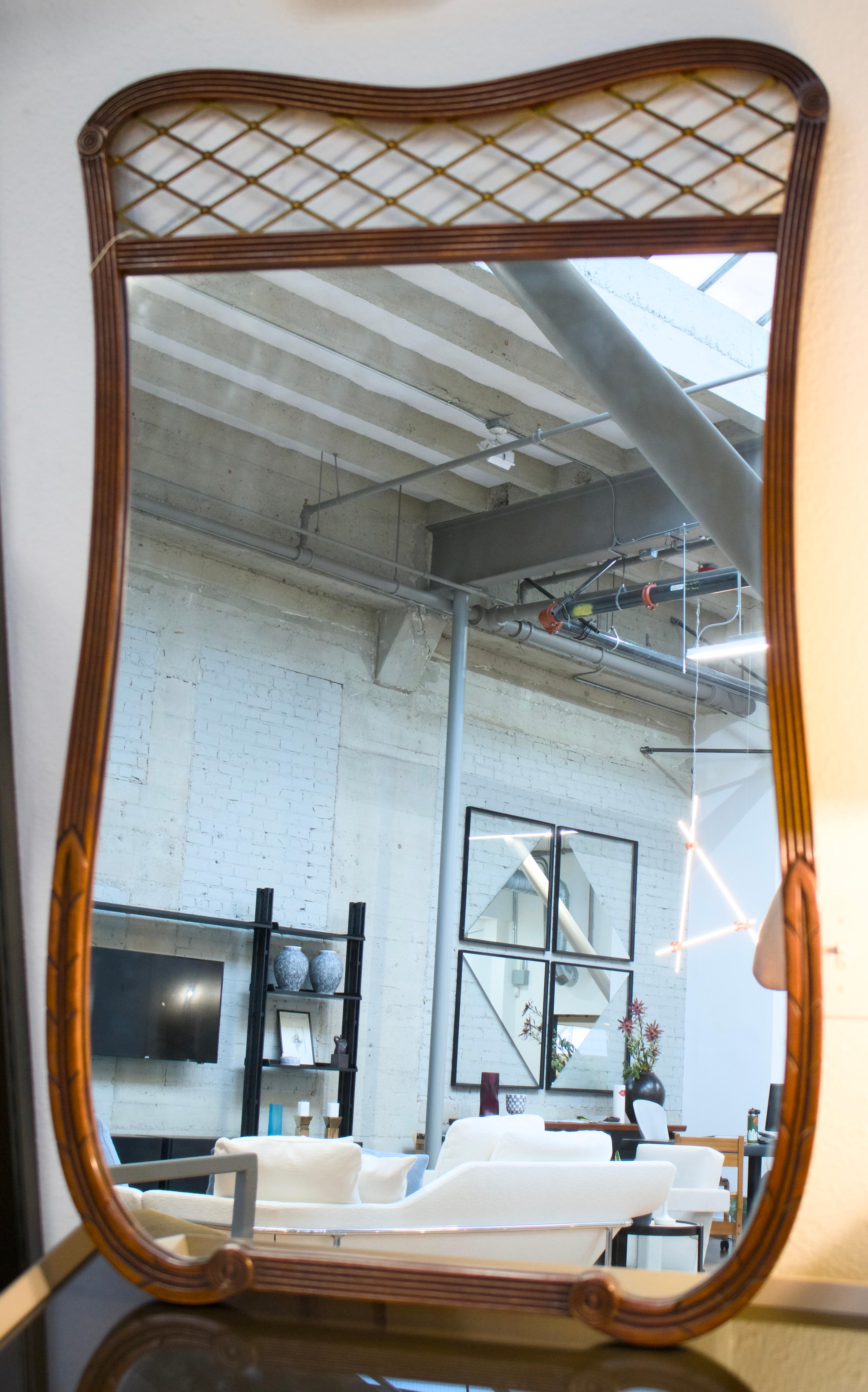 Acajou Miroir vintage incurvé avec détails en treillis, mi-siècle moderne en vente