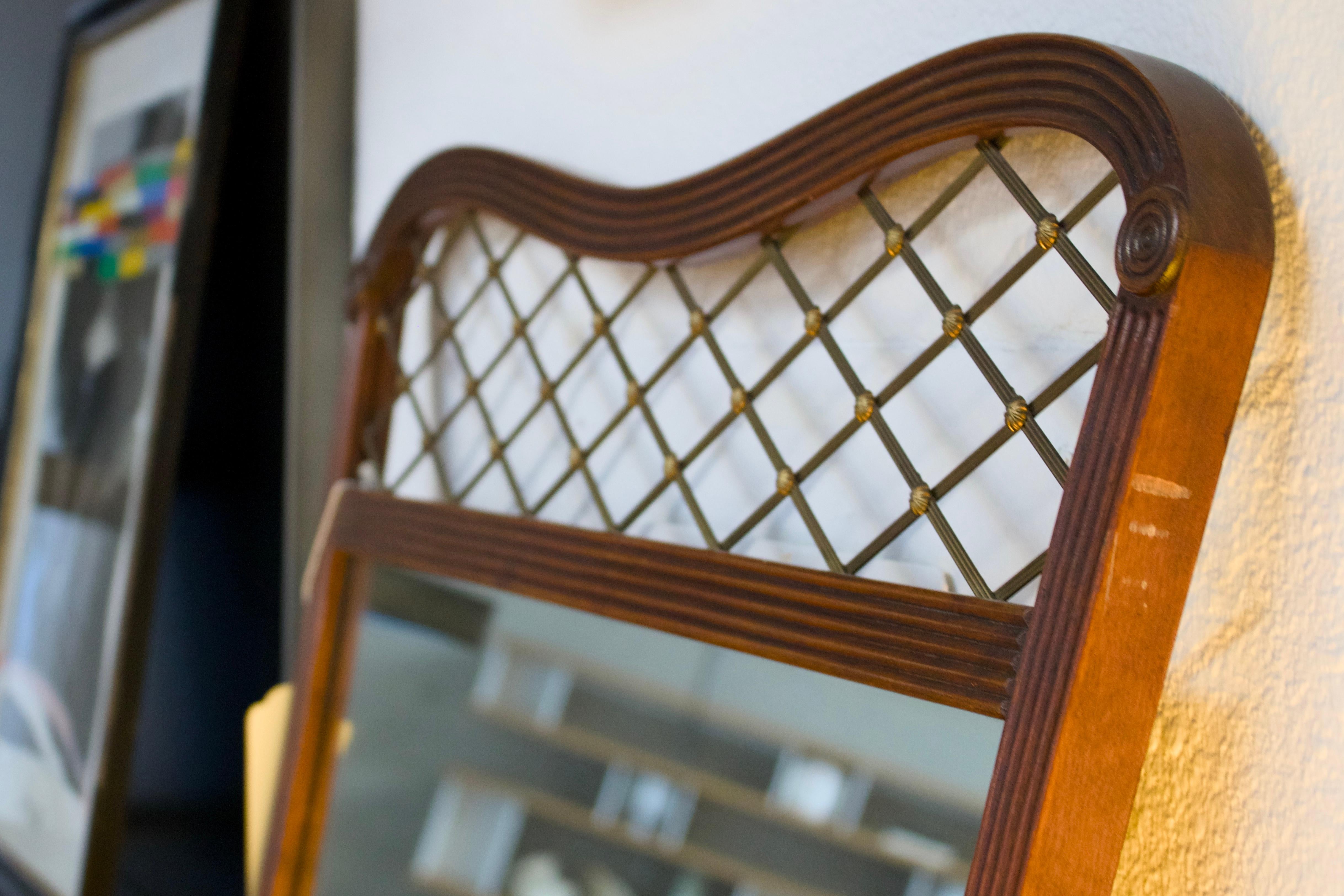 Miroir vintage incurvé avec détails en treillis, mi-siècle moderne en vente 1