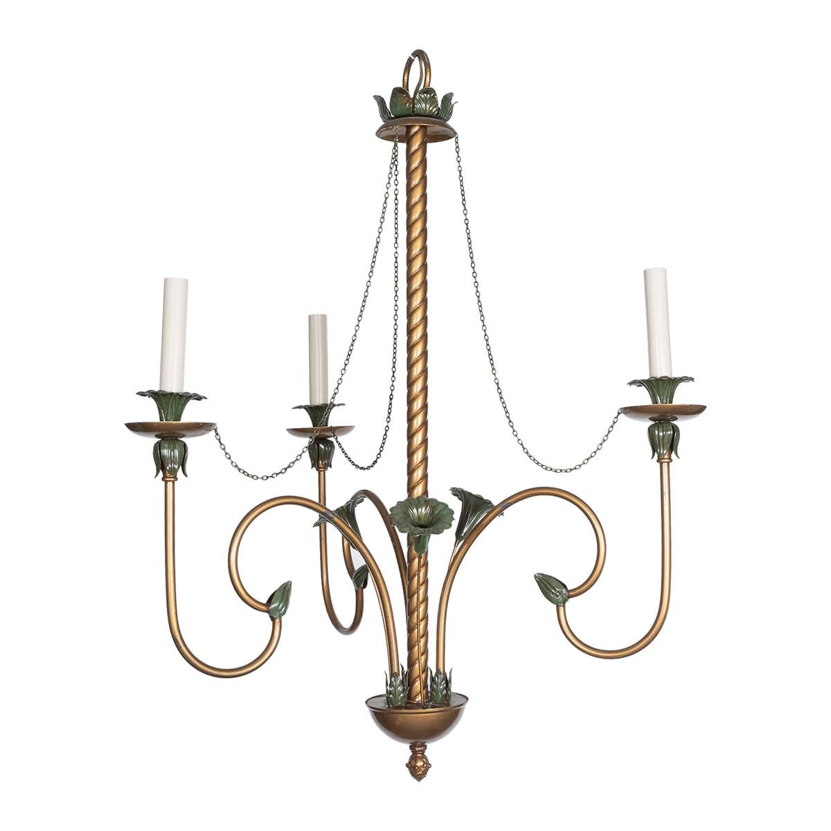 Lampadario curvilineo con finitura in metallo verniciato oro e motivo floreale verdastro.