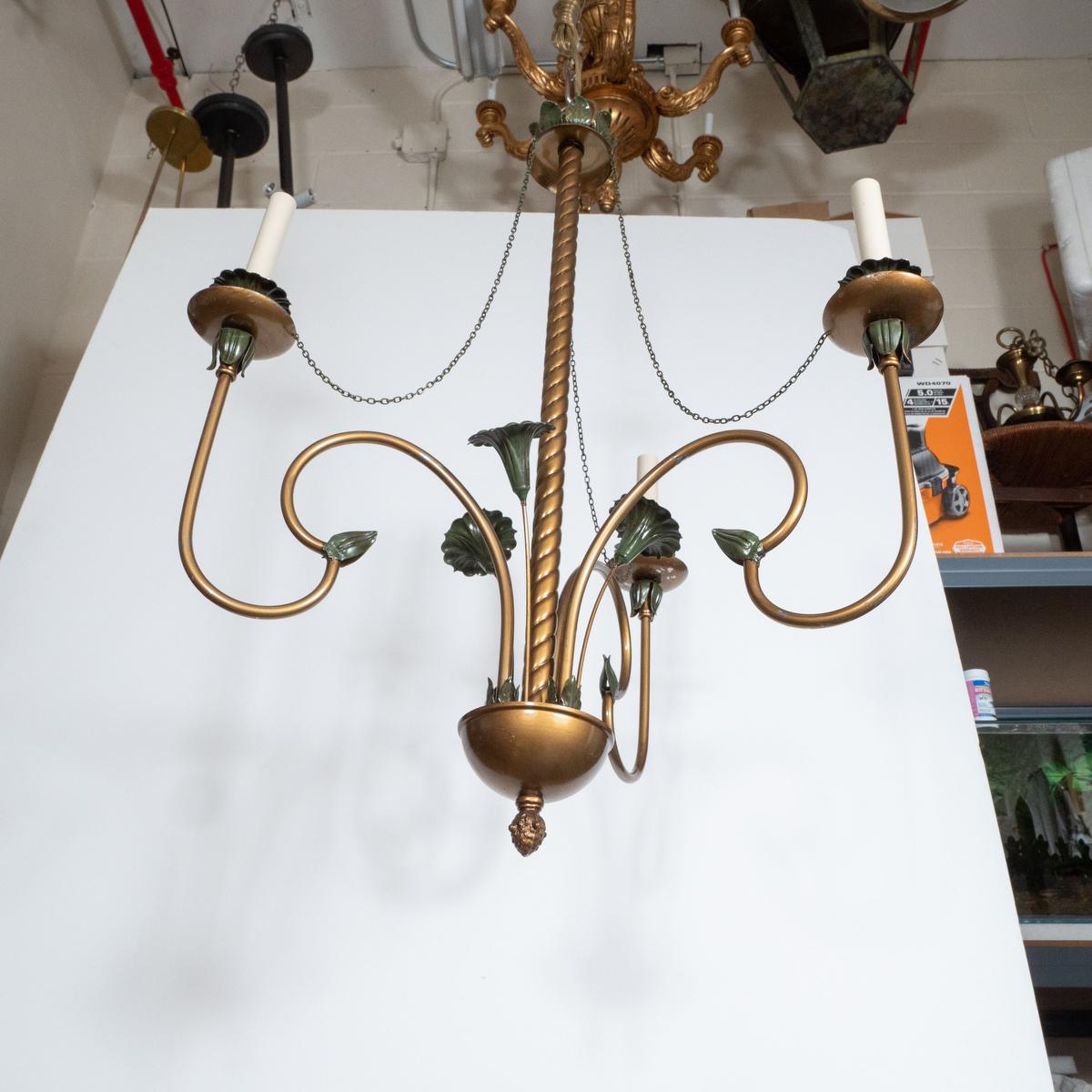 Italiano Lampadario vintage curvilineo in metallo verniciato in vendita