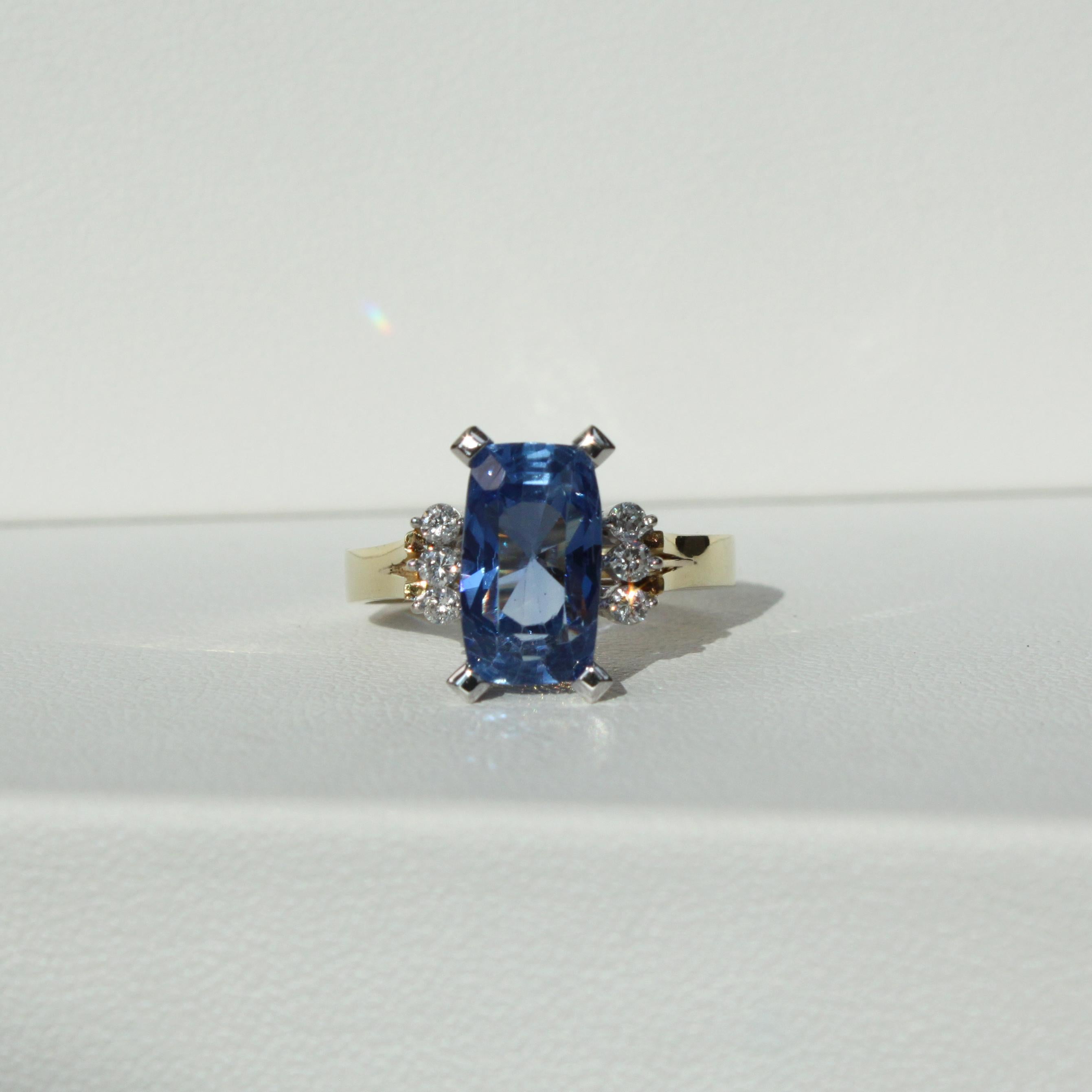 Metal – 18K Gold
6.98ct Unheated Ceylon Blue Sapphire
0.18ct Natural D-G colour diamonds
Total Ring Weight 6.34 g
Ring Size 58 EU / 8.5 US / 18.5mm

Indulge in the allure of a bygone era with our Vintage Cushion Cut Ceylon Blue Sapphire Ring in 18K