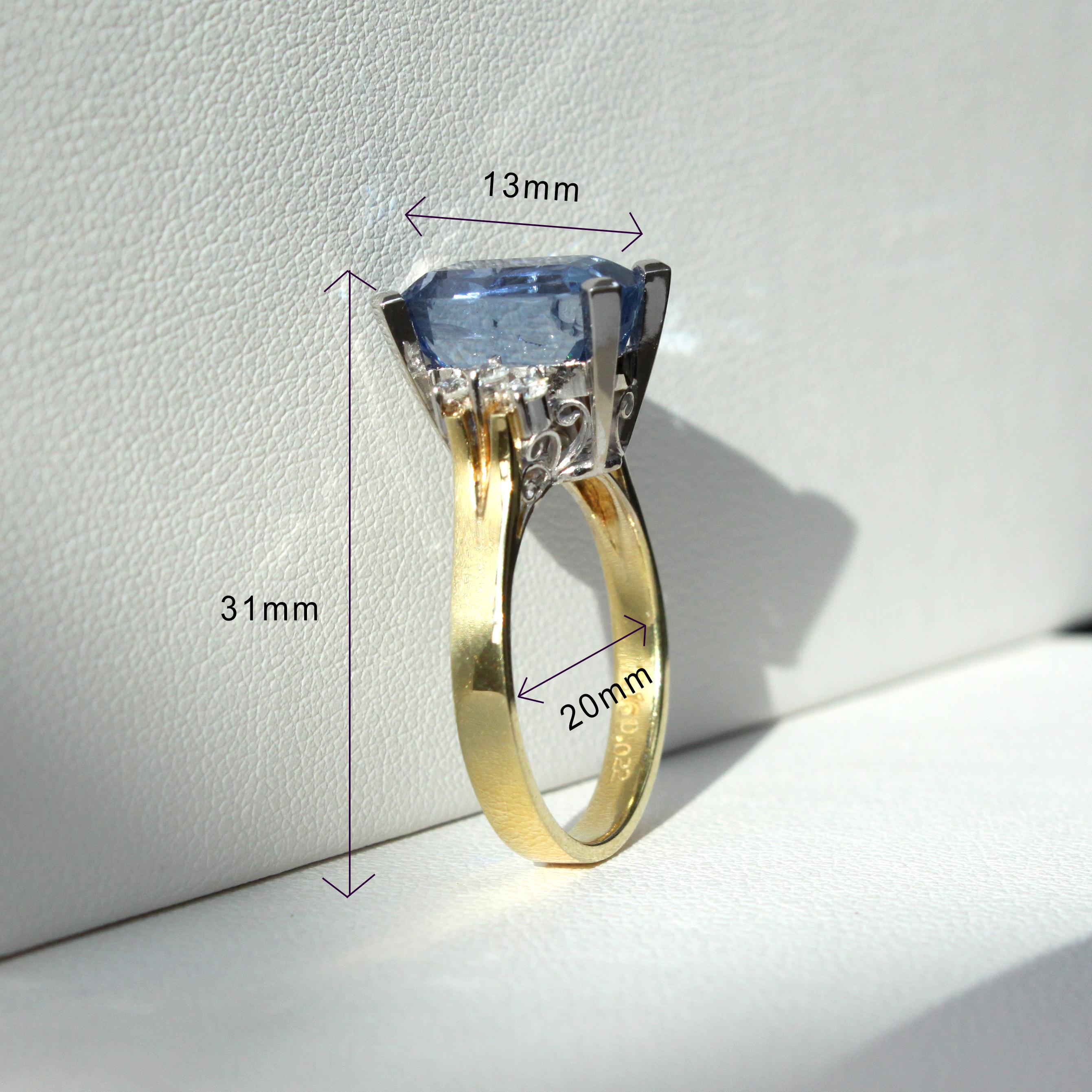 Vintage Cushion Cut Ceylon Blue Sapphire Ring in 18K Gold with Natural Diamonds In New Condition For Sale In Bangkok, TH
