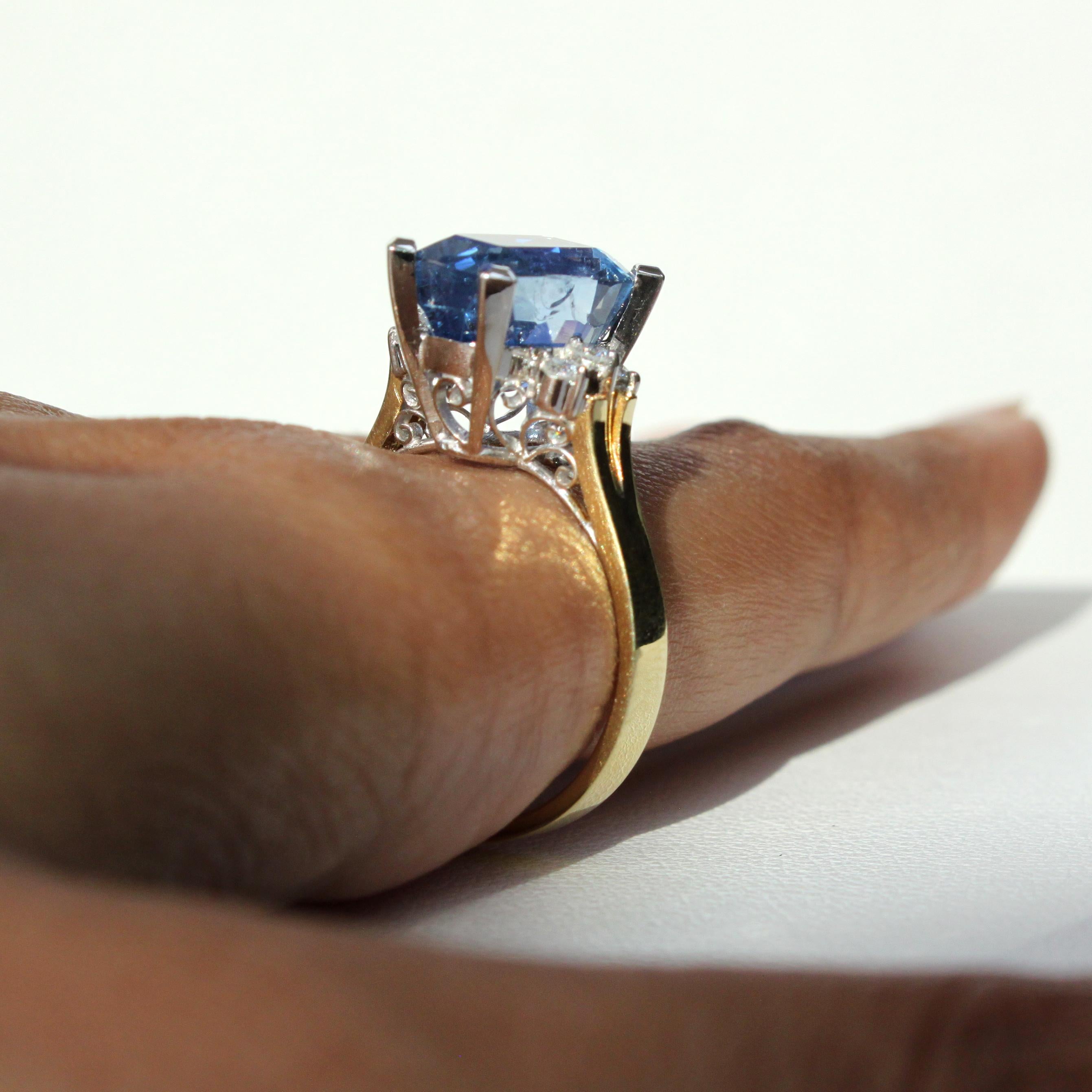 Women's Vintage Cushion Cut Ceylon Blue Sapphire Ring in 18K Gold with Natural Diamonds For Sale