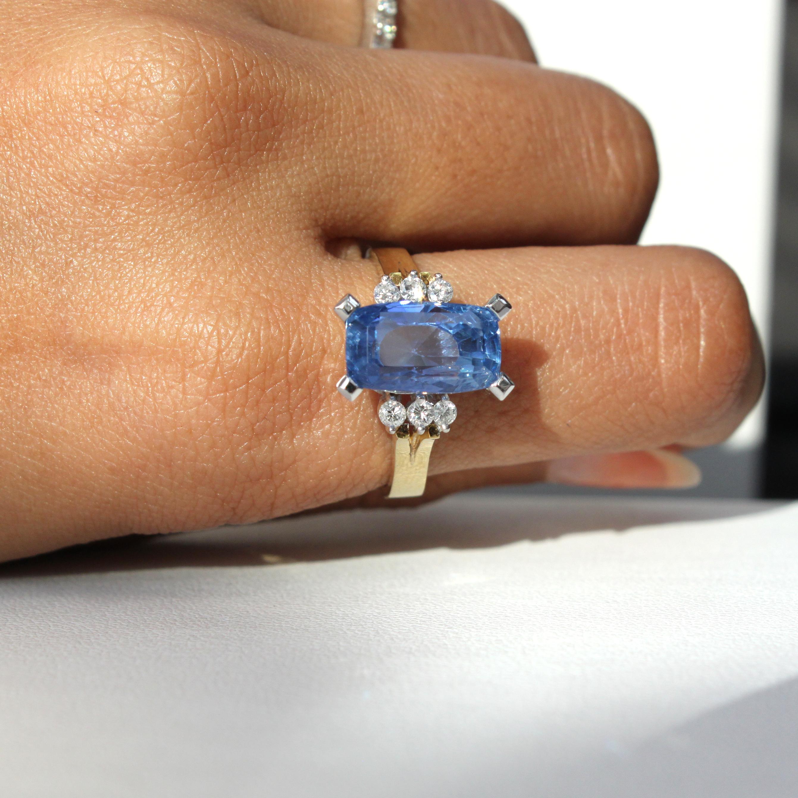 Vintage Cushion Cut Ceylon Blue Sapphire Ring in 18K Gold with Natural Diamonds For Sale 1