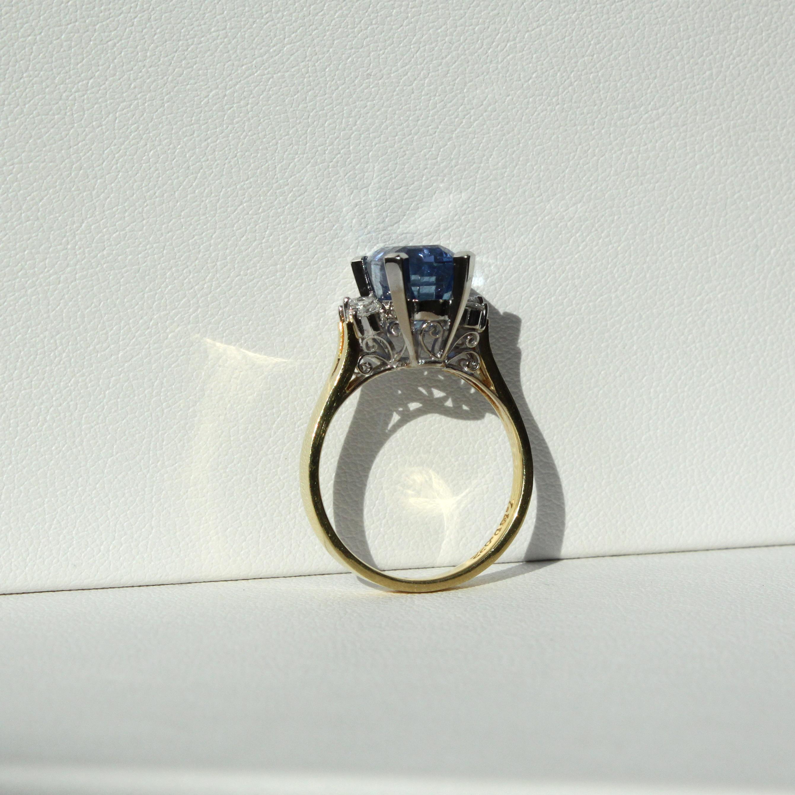 Vintage Cushion Cut Ceylon Blue Sapphire Ring in 18K Gold with Natural Diamonds For Sale 2