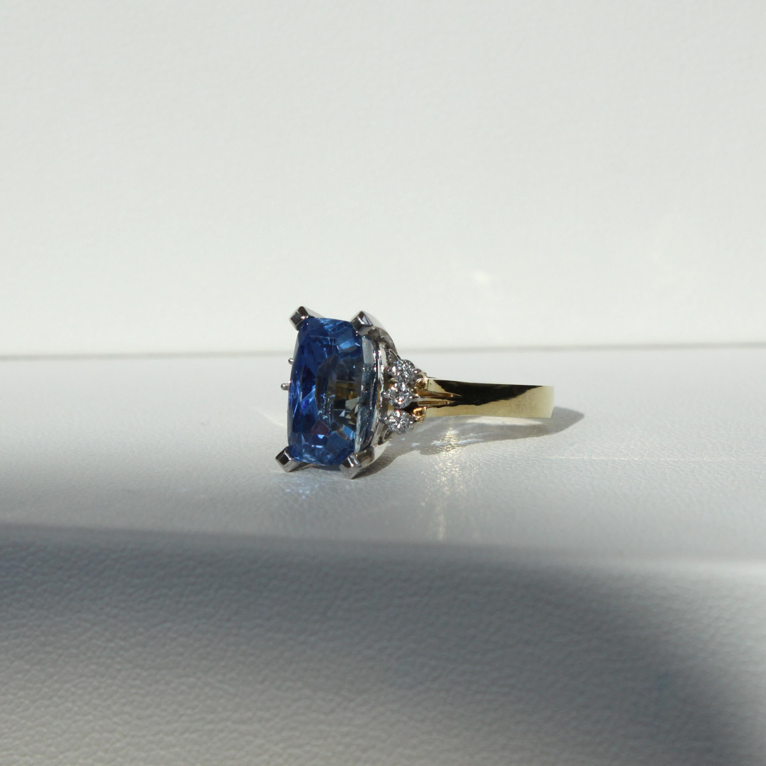 Vintage Cushion Cut Ceylon Blue Sapphire Ring in 18K Gold with Natural Diamonds For Sale 3
