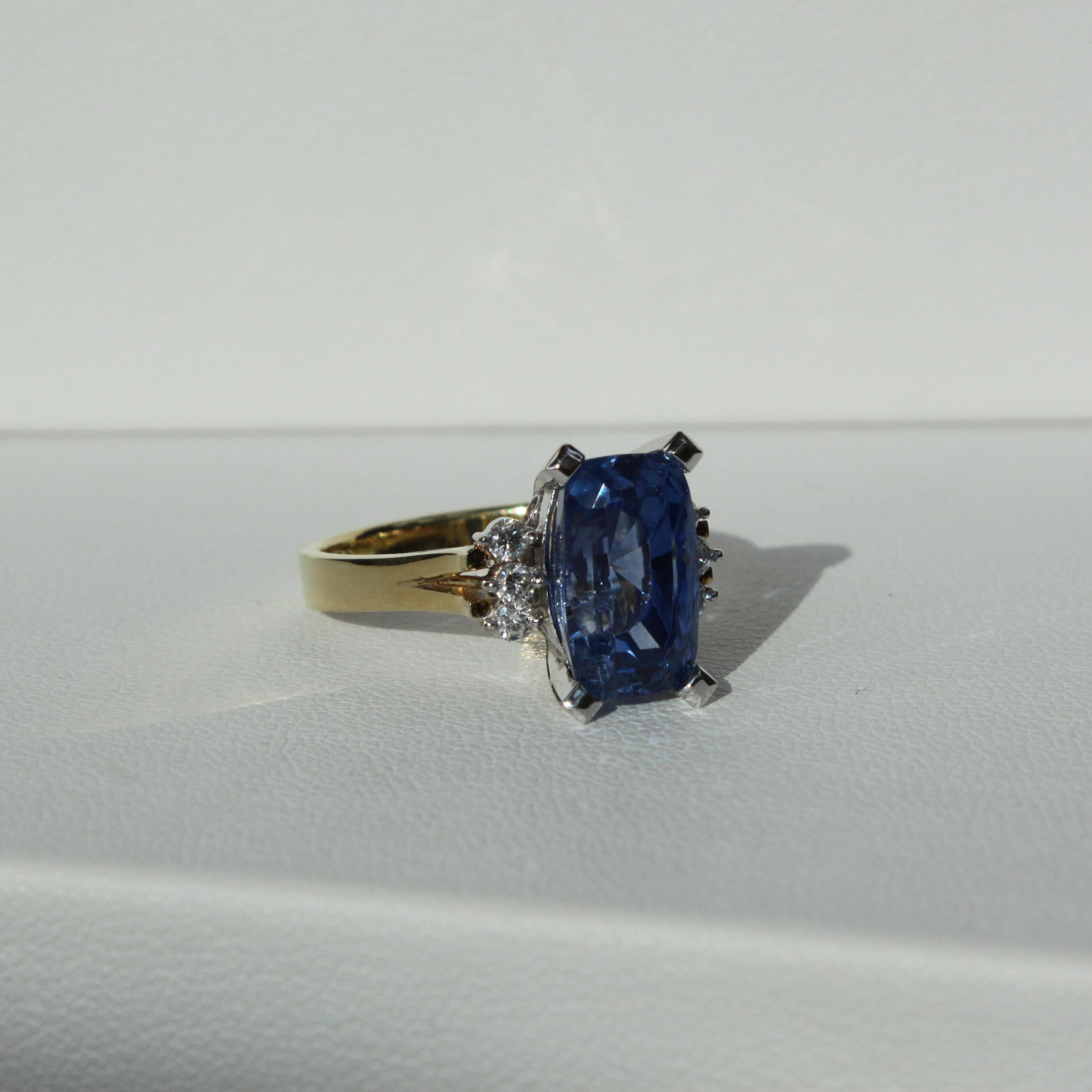 Vintage Cushion Cut Ceylon Blue Sapphire Ring in 18K Gold with Natural Diamonds For Sale 4