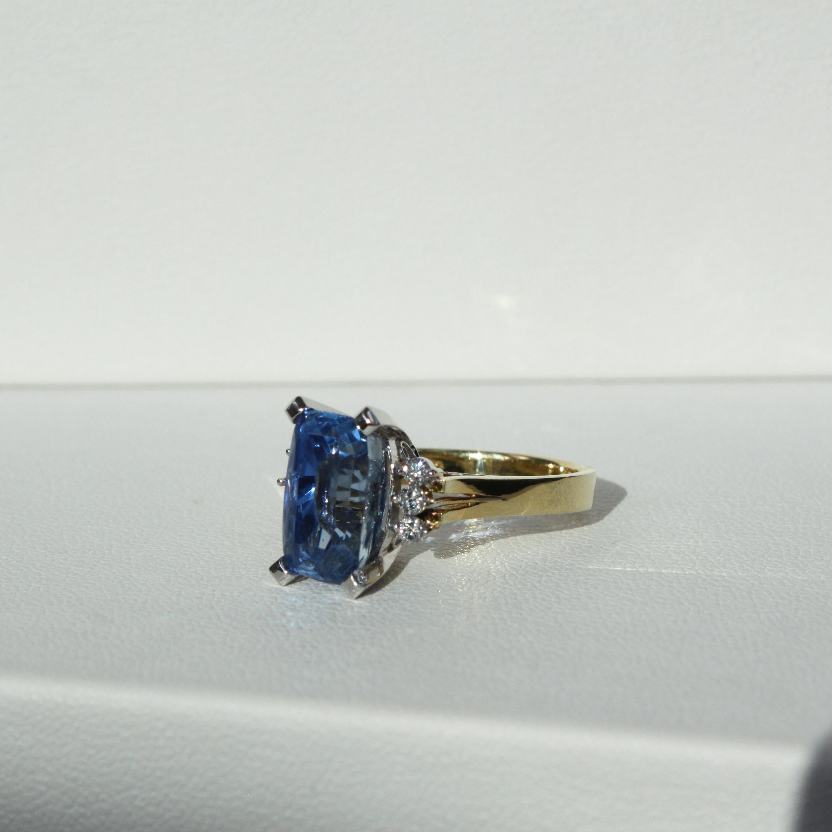 Vintage Cushion Cut Ceylon Blue Sapphire Ring in 18K Gold with Natural Diamonds For Sale 5