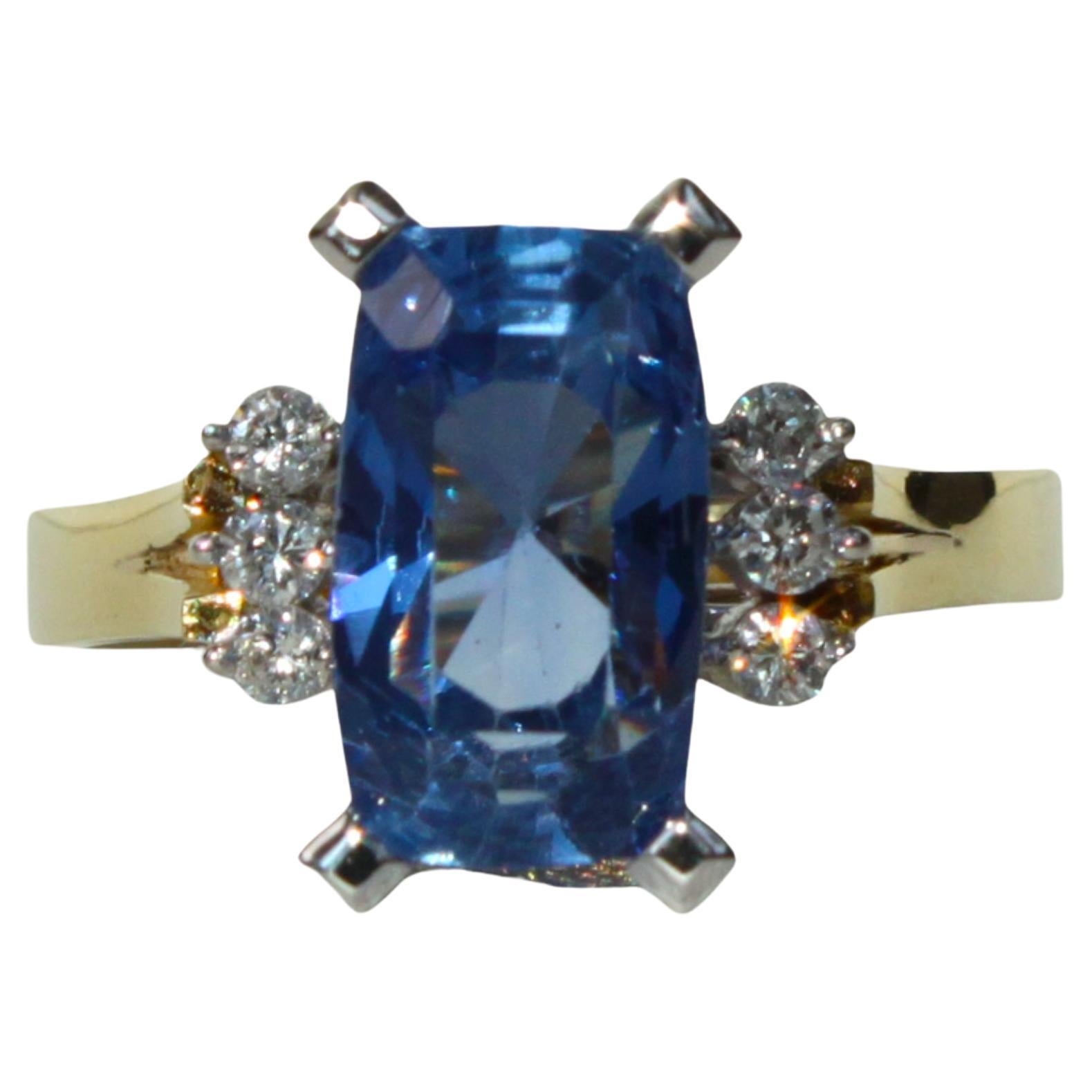 Vintage-Ring aus 18 Karat Gold mit blauem Ceylon-Saphir im Kissenschliff und natürlichen Diamanten im Angebot