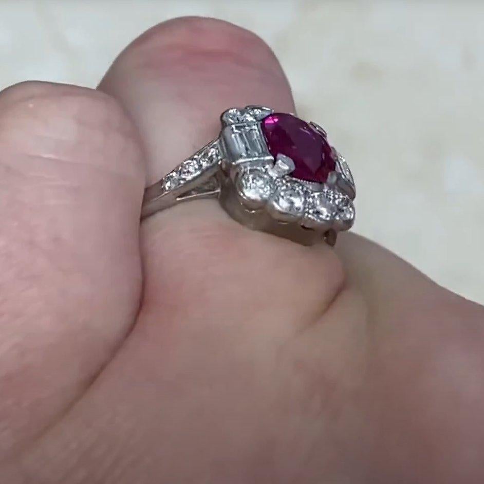 Taglio cuscino Anello di fidanzamento vintage con rubino naturale taglio cuscino (circa 1,3 carati), platino in vendita
