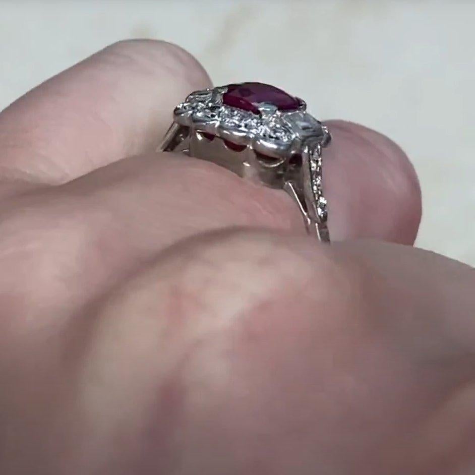 Anello di fidanzamento vintage con rubino naturale taglio cuscino (circa 1,3 carati), platino In condizioni ottime in vendita a New York, NY