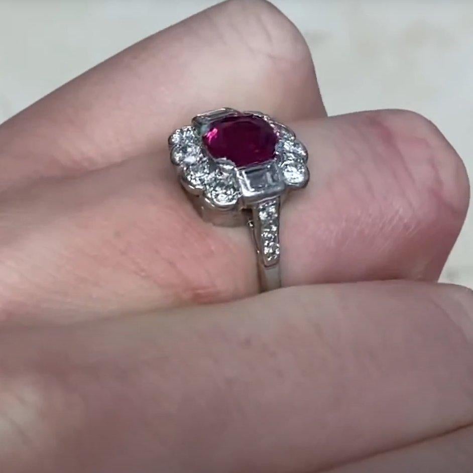 Donna Anello di fidanzamento vintage con rubino naturale taglio cuscino (circa 1,3 carati), platino in vendita