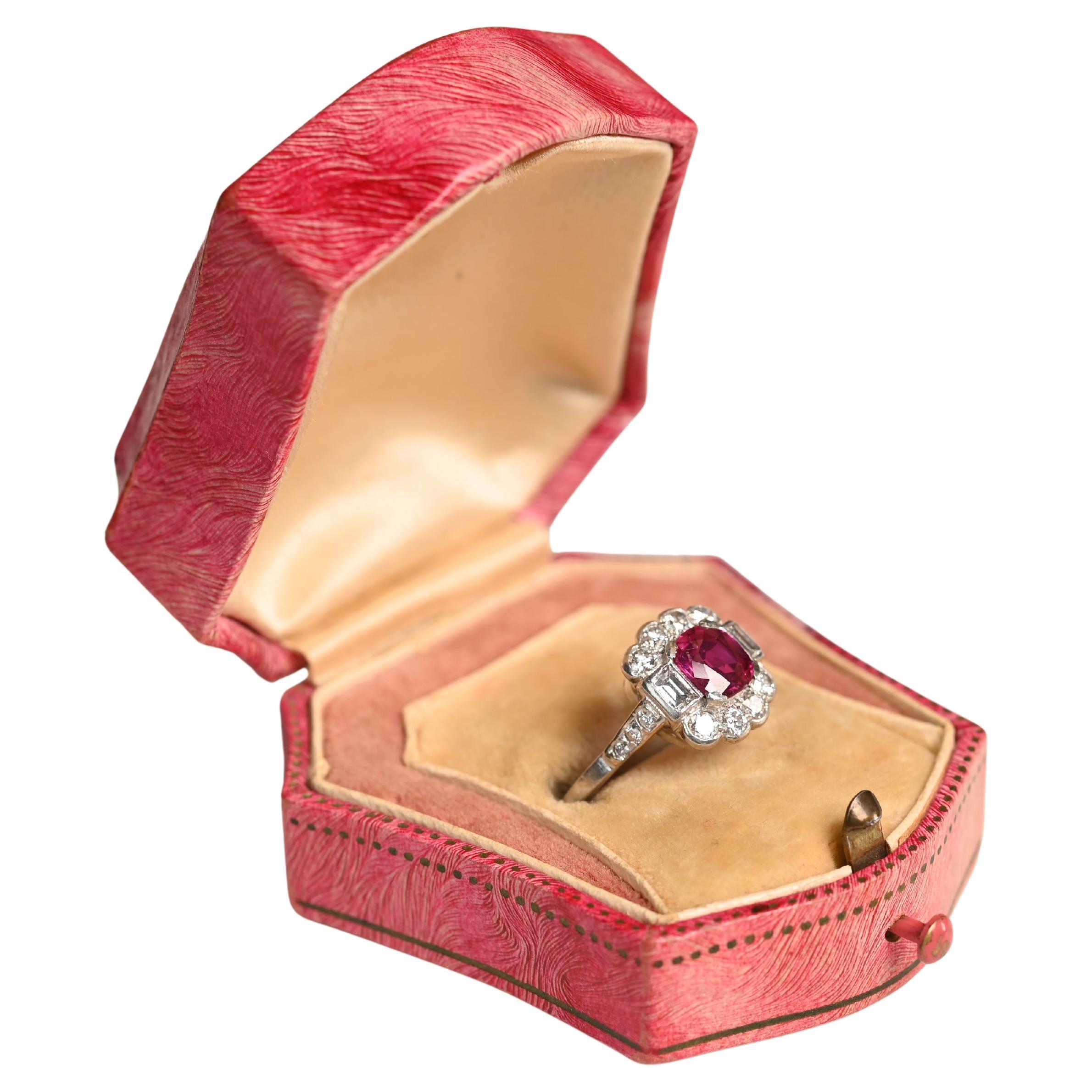 Anello di fidanzamento vintage con rubino naturale taglio cuscino (circa 1,3 carati), platino in vendita