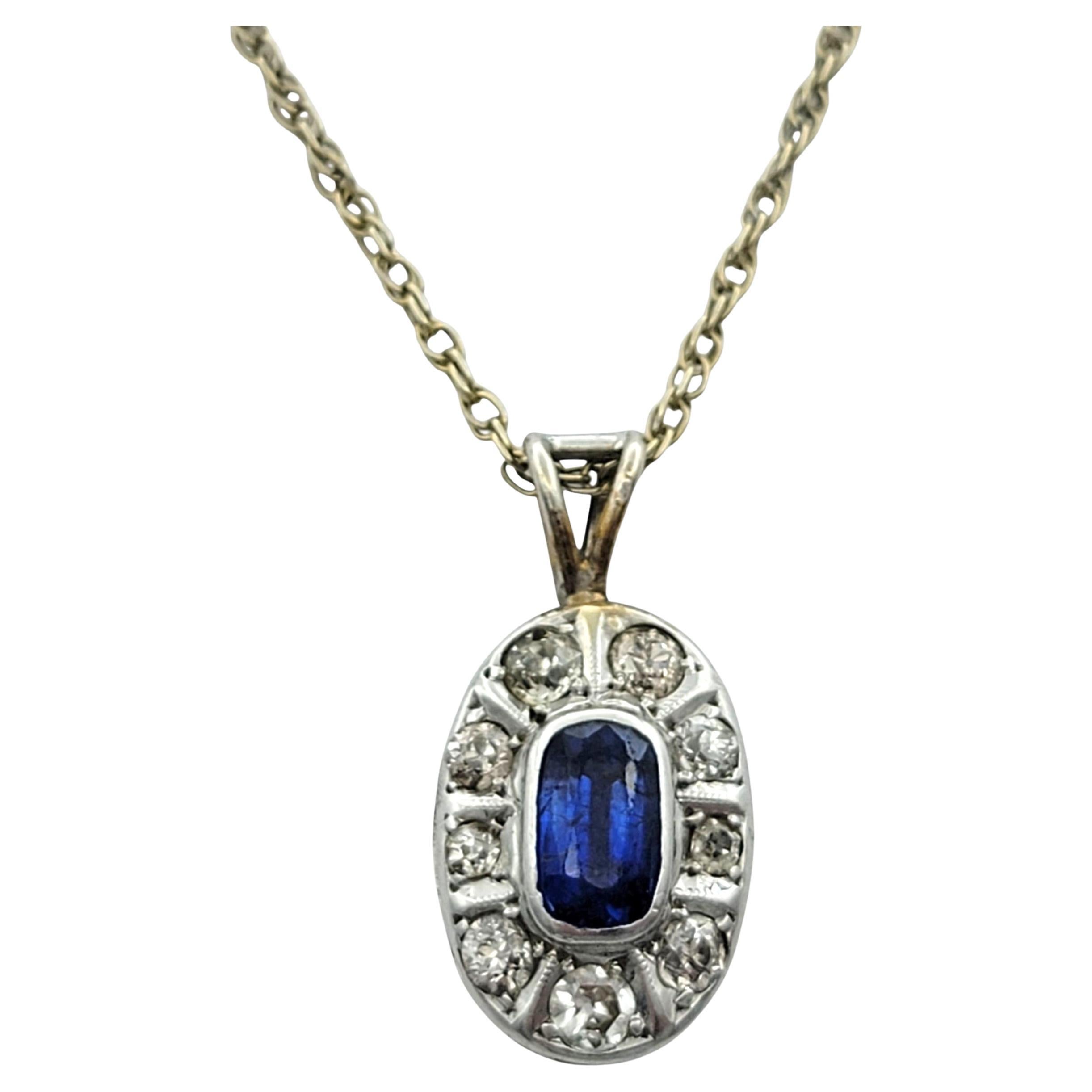 Im Mittelpunkt dieser eleganten Halskette steht ein tiefblauer Saphir im auffälligen, länglichen Kissenschliff, der zeitlose Schönheit und Gelassenheit ausstrahlt. Der Saphir ist in einen weichen rechteckigen Anhänger mit sanft abgerundeten Ecken